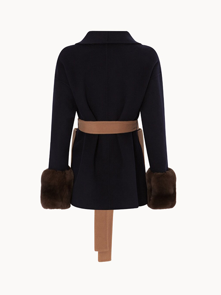 Manteau d'hiver élégant et minimaliste pour femme, col en V, à lacets, avec poignets en fausse fourrure, contrastant bleu marine et camel, ceinturé, idéal pour les événements et le bureau