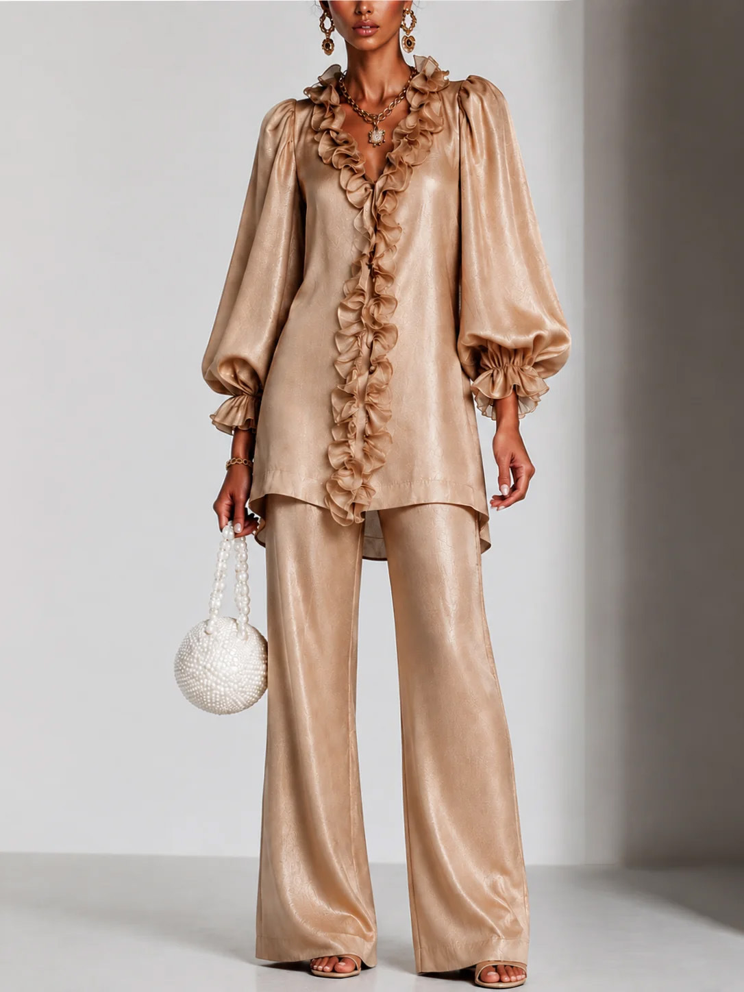 Ensemble en deux pièces pour femmes, composé d’une blouse en satin à volants, avec un décolleté en V et des manches bouffantes, et d’un pantalon à taille haute et jambes larges. Ensemble élégant pour soirées et événements.