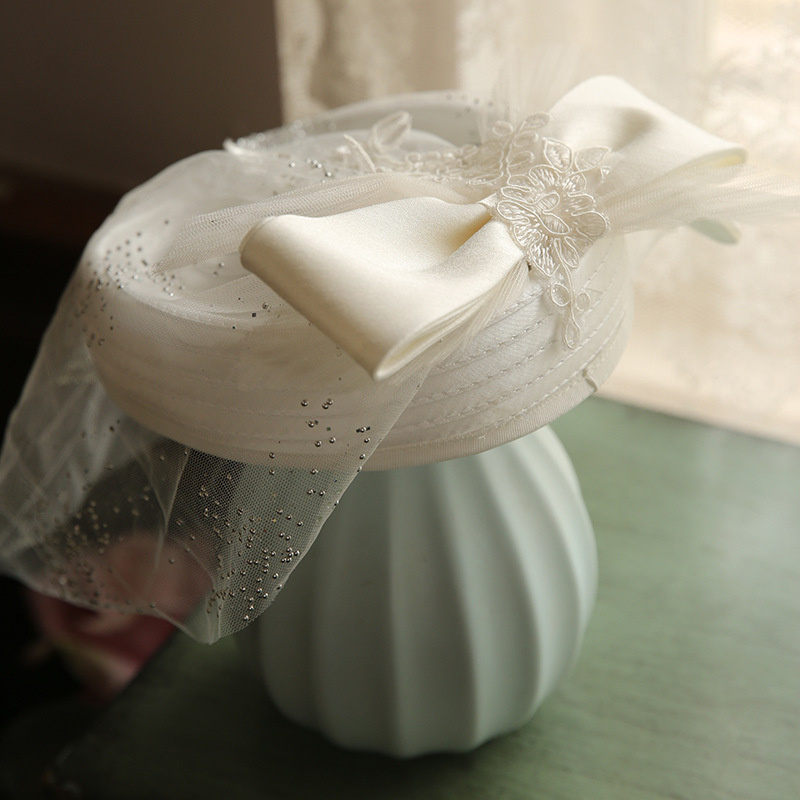 Chapeau blanc élégant pour Banquet de mariée, avec nœud supérieur, pour fête de thé, voile en dentelle, pilulier, casquette pour femmes, célébrité