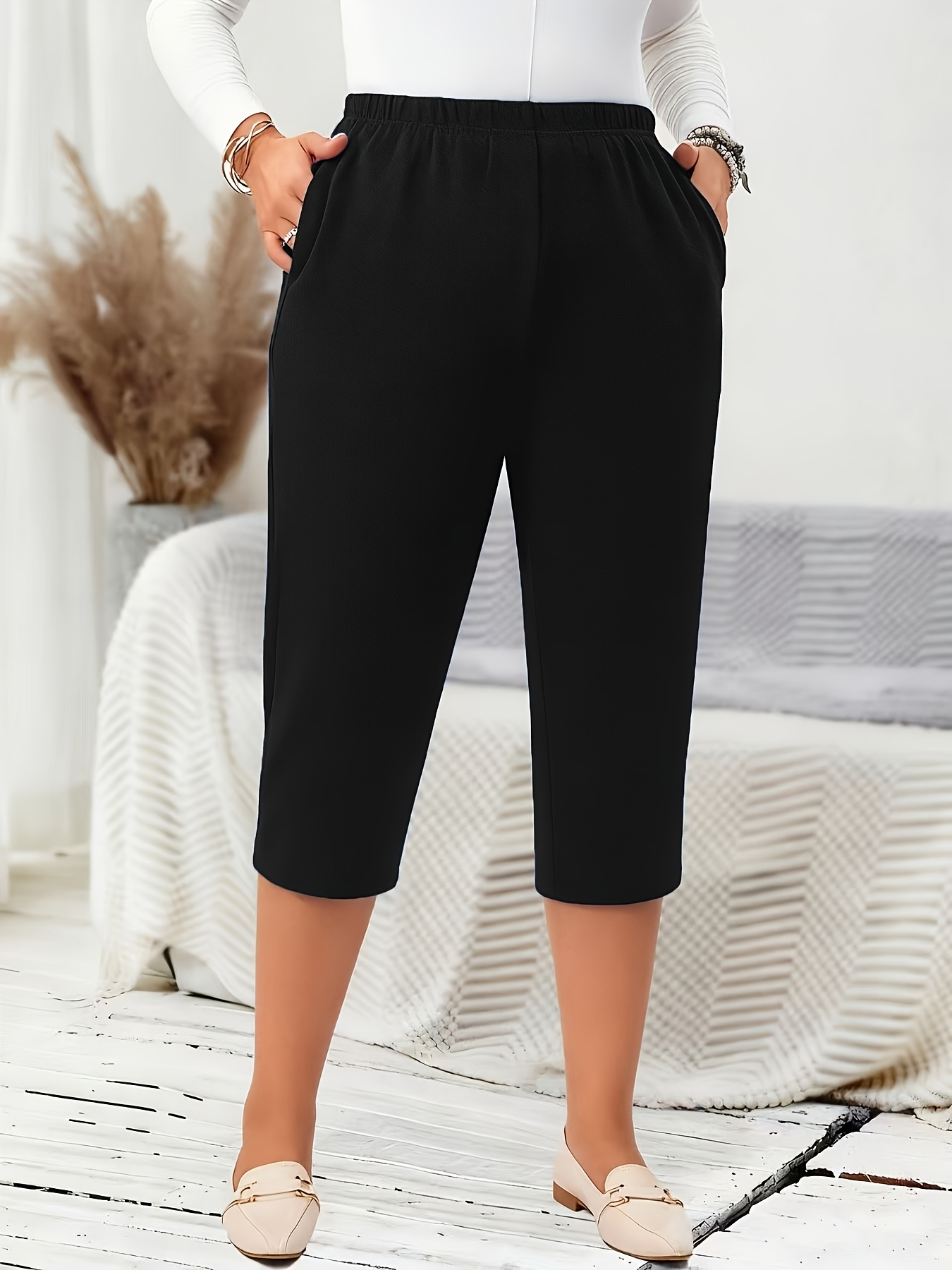 Pantalon décontracté uni de sept pouces pour femmes grandes tailles.