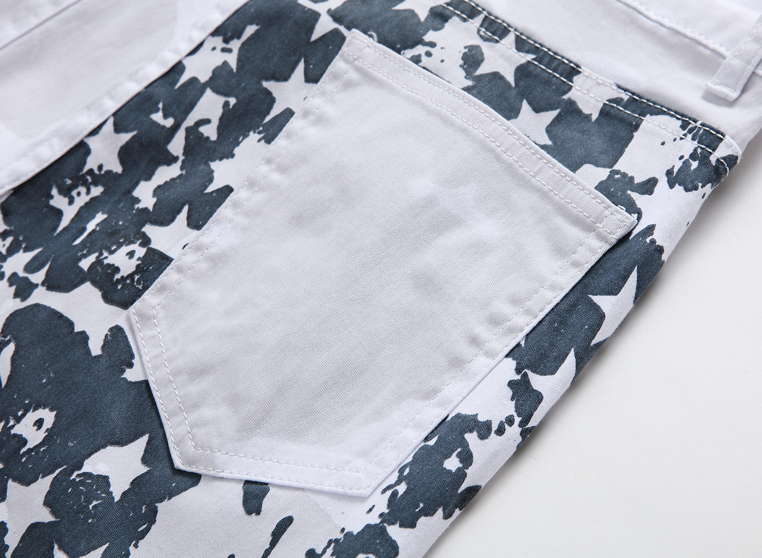 Jeans pour jeunes hommes européens et américains, nouveau Style, pantalons blancs, coupe Slim, décontractés pour hommes avec rayures rouges et pentagrammes