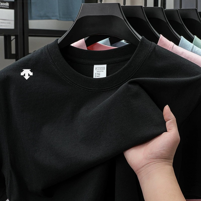 T-shirt basique de luxe pour homme 100 % coton, broderie minimaliste flèche sur l'épaule, doux et agréable pour la peau, manches courtes, pour le quotidien et les sports de plein air