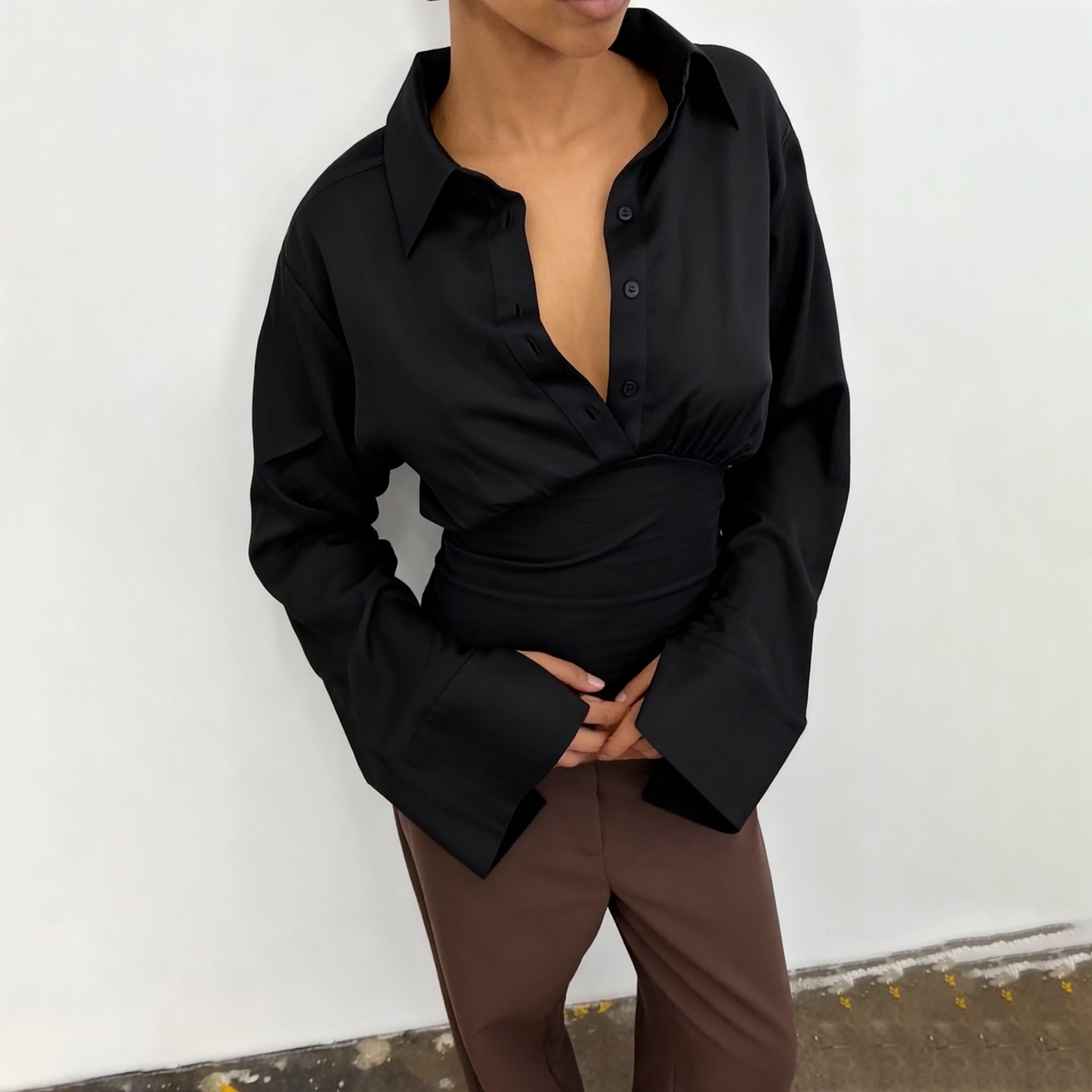 T-shirt élégant à col chemise et boutonnage sur la taille pour femme, nouvelle mode 2026, haut ajusté à manches longues