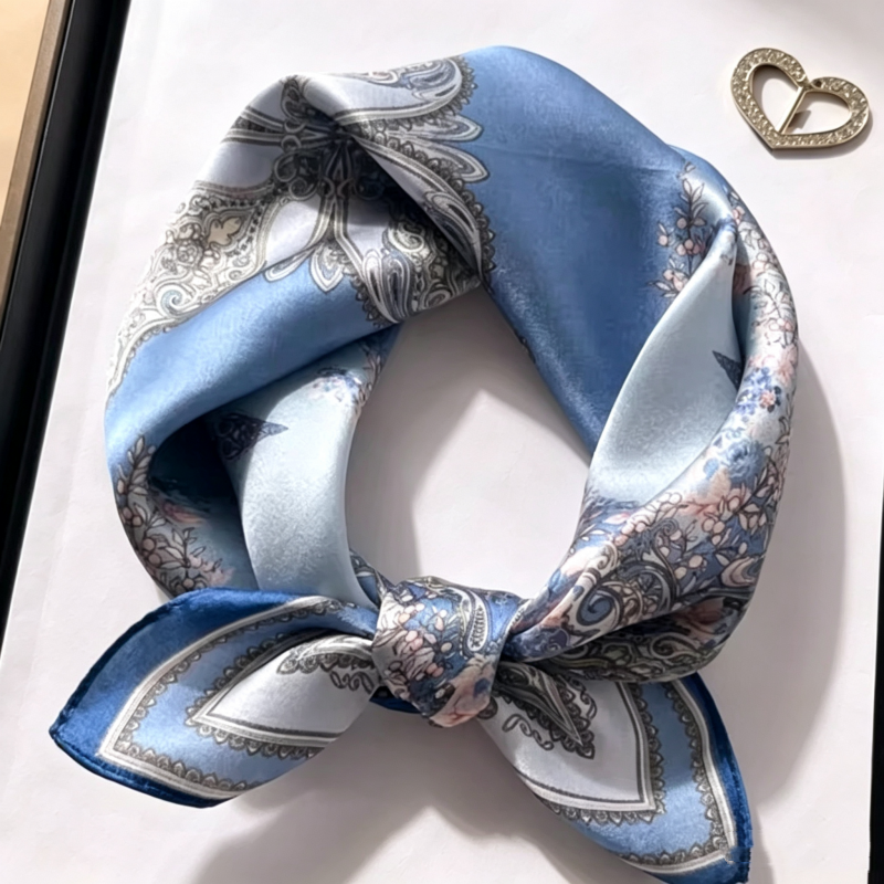 Foulard carré en soie de mûrier 100% motif floral baroque 50cm bleu, bandana de cou pour femme, accessoire de luxe pour sac, coiffure et bureau