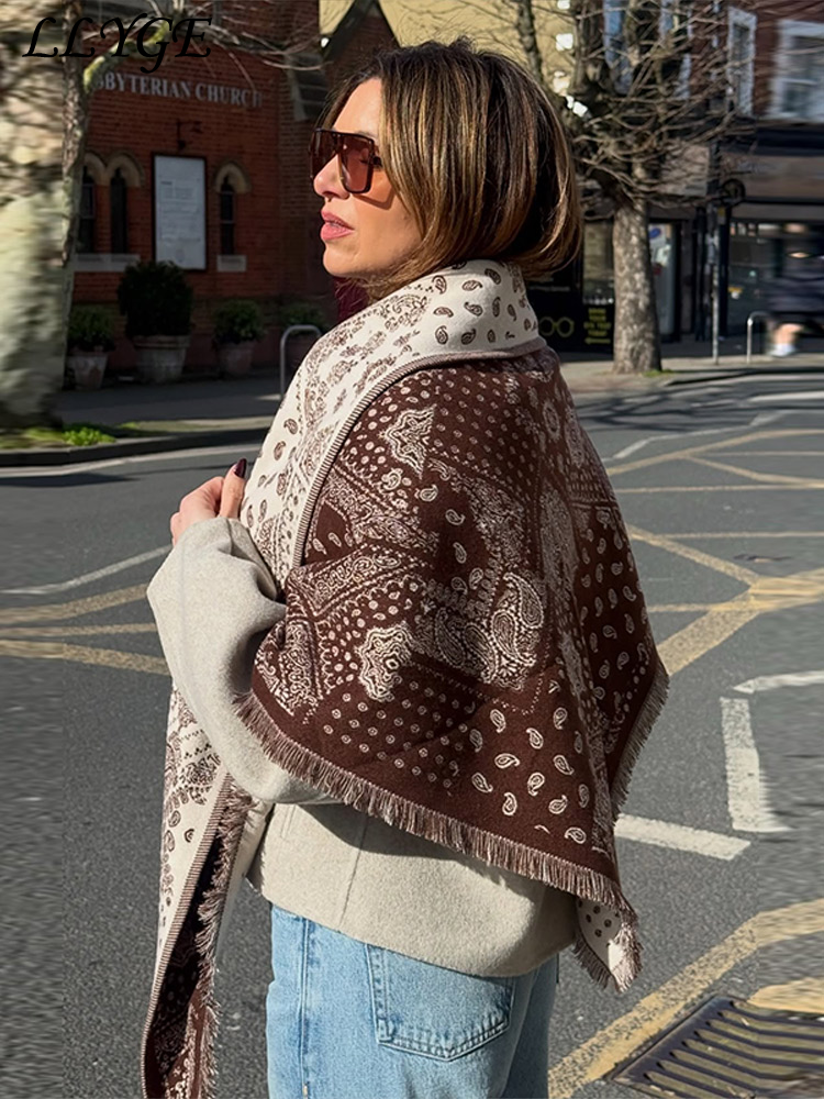 Écharpes triangulaires vintage en tricot jacquard à pompons pour femmes, élégantes et polyvalentes, bandana féminin, accessoires chics pour femme automne-hiver 2026.