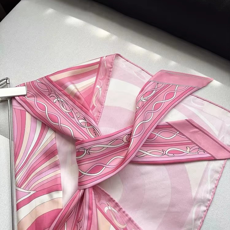 Foulard rose pour femme au design tendance avec logo signature de créateur, accessoires vestimentaires de luxe pour femme, bandana, écharpe