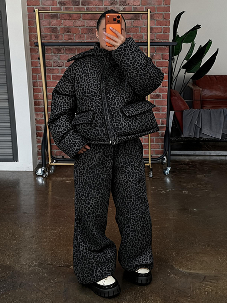 Ensemble 2 pièces pour femmes à imprimé léopard : manteau matelassé à capuche et pantalon à jambes larges, ensemble ample et chaud pour l'hiver, tenue assortie pour femmes.