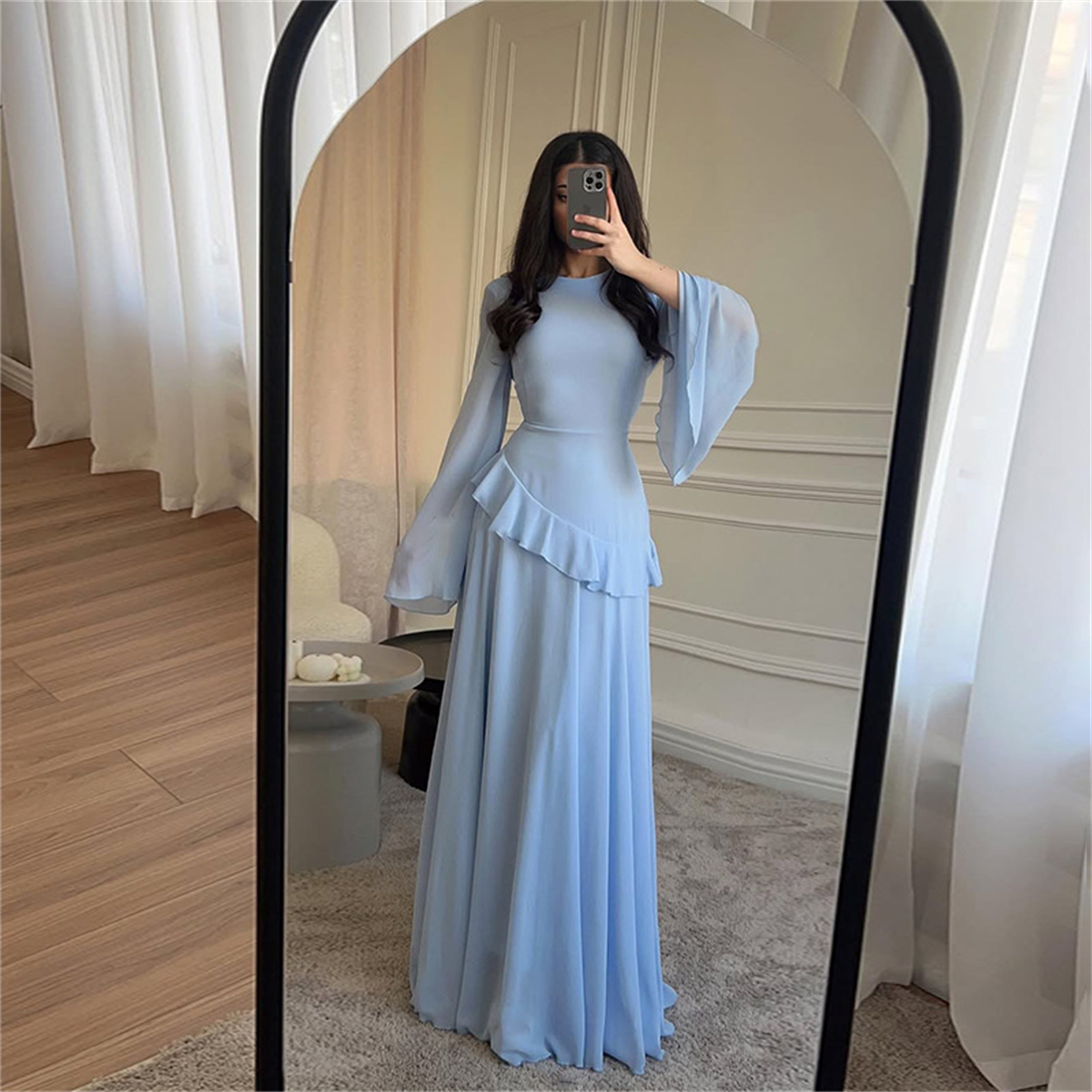 Robe longue en mousseline bleu ciel personnalisée à manches évasées pour femme, avec taille à volants, longueur ras du sol, idéale pour invitées de mariage, soirées formelles et fêtes