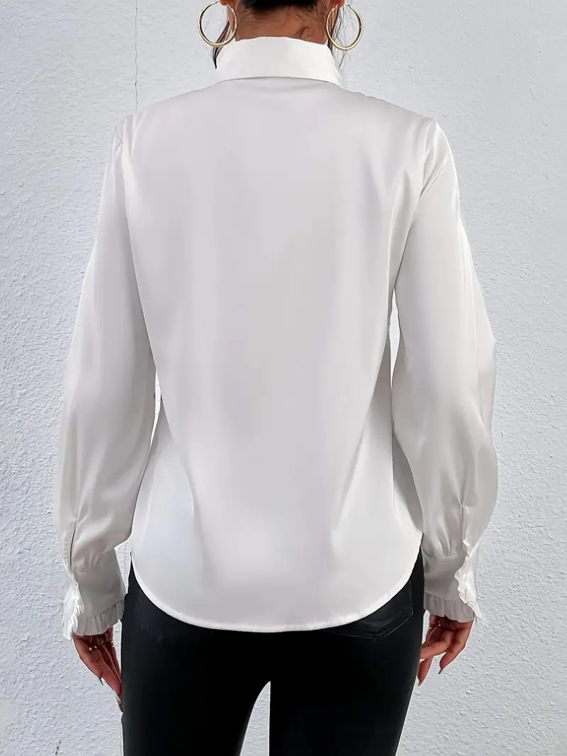 Chemise élégante pour femme à manches longues, boutonnée, avec détail volanté sur le devant et col à revers, idéale pour le bureau
