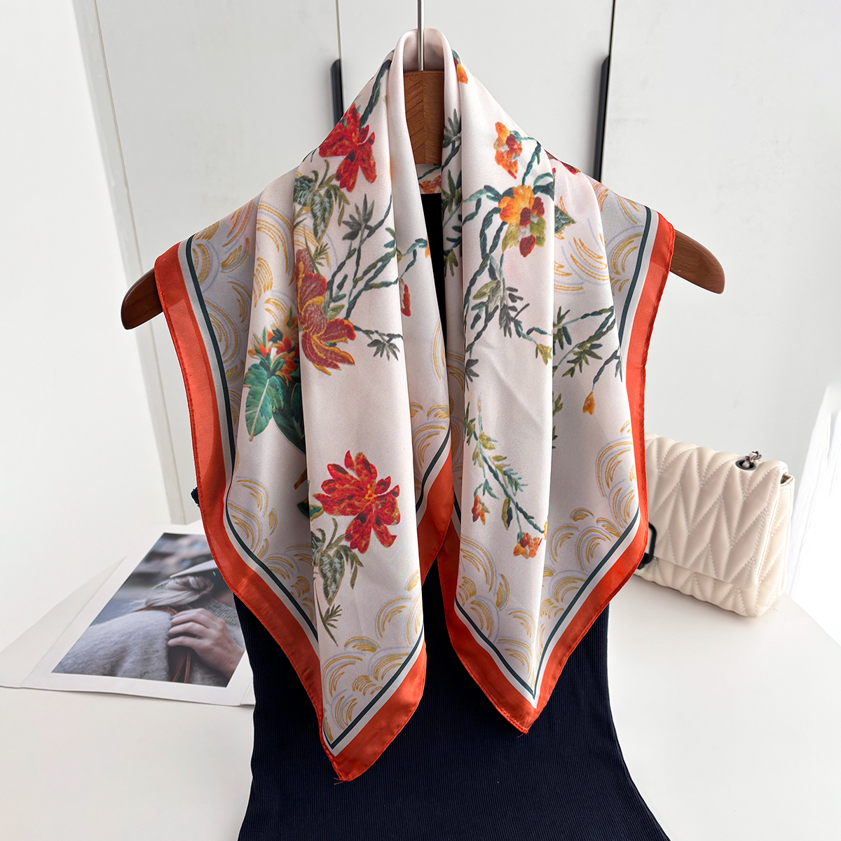 Foulard carré élégant pour femme en imitation soie à motif floral, bandana, écharpe, bandeau et cache-cou