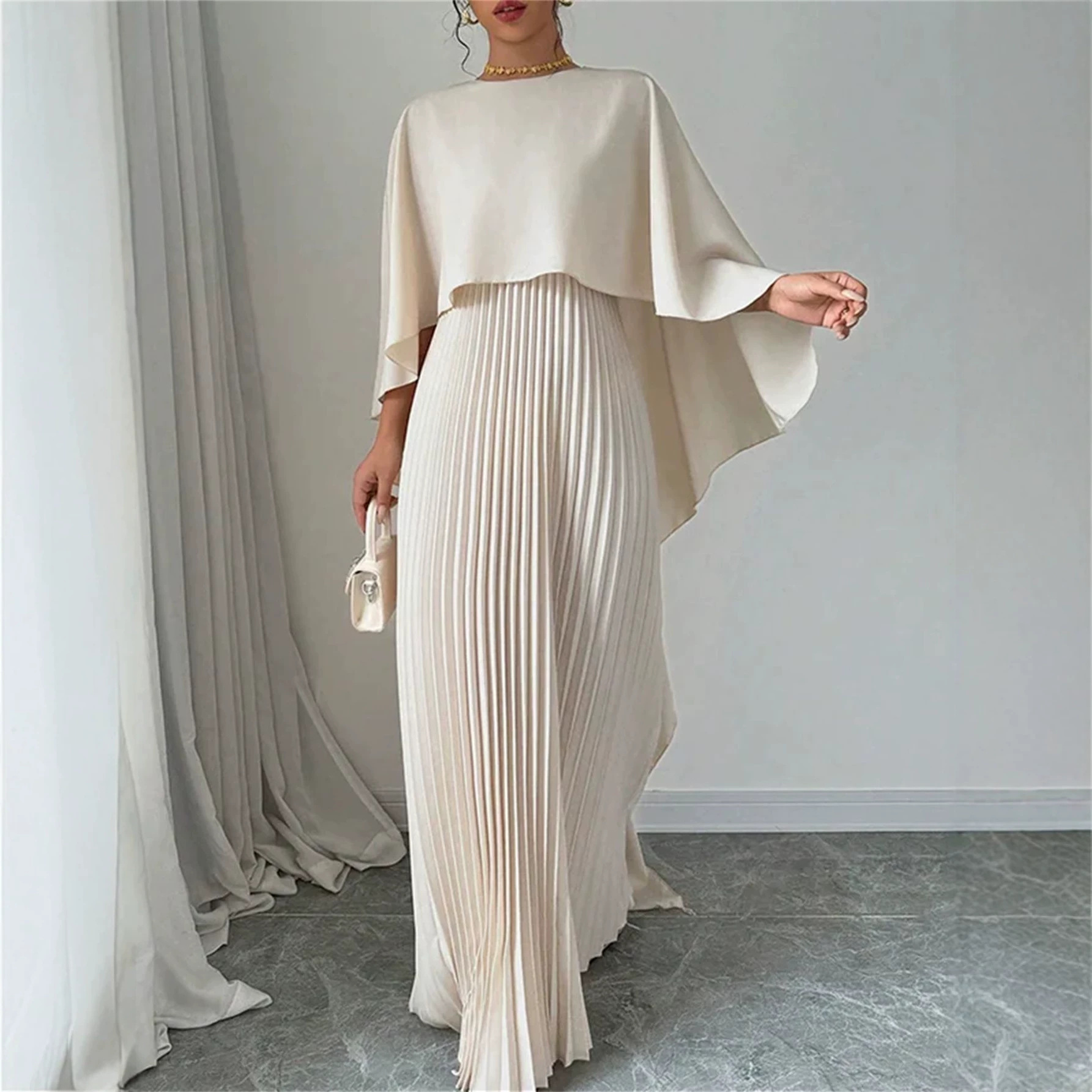 Robe longue plissée élégante à manches cape pour femme, col rond, couleur unie, coupe ample et fluide, idéale pour les fêtes et les mariages
