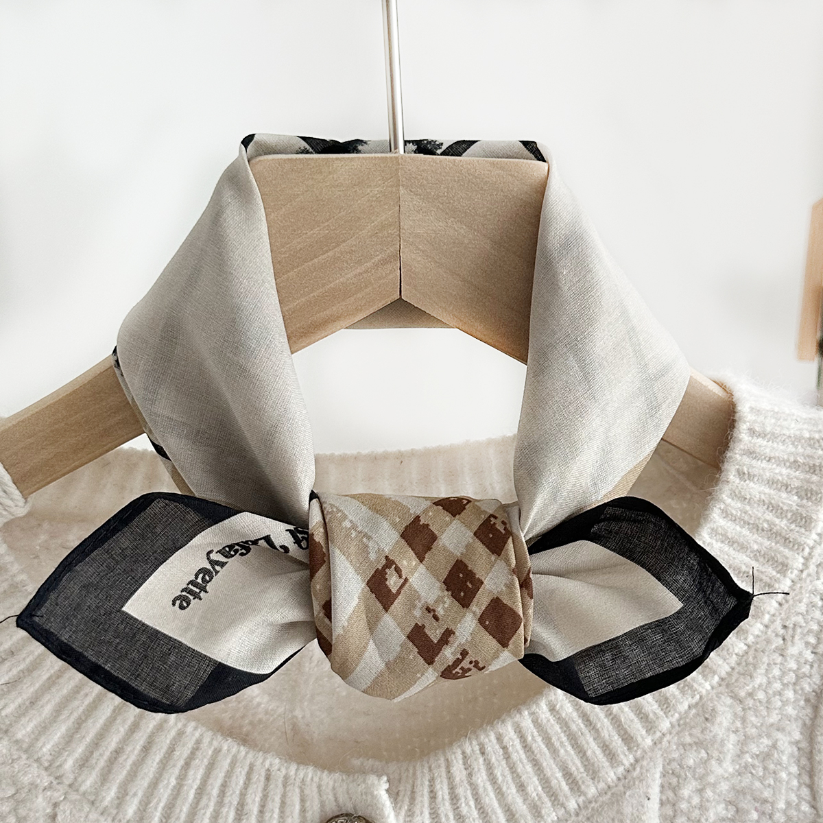 Une écharpe carrée à carreaux de style Preppy à rayures 100% coton rétro littéraire polyvalente écharpe en soie décorative petite écharpe fraîche de style japonais