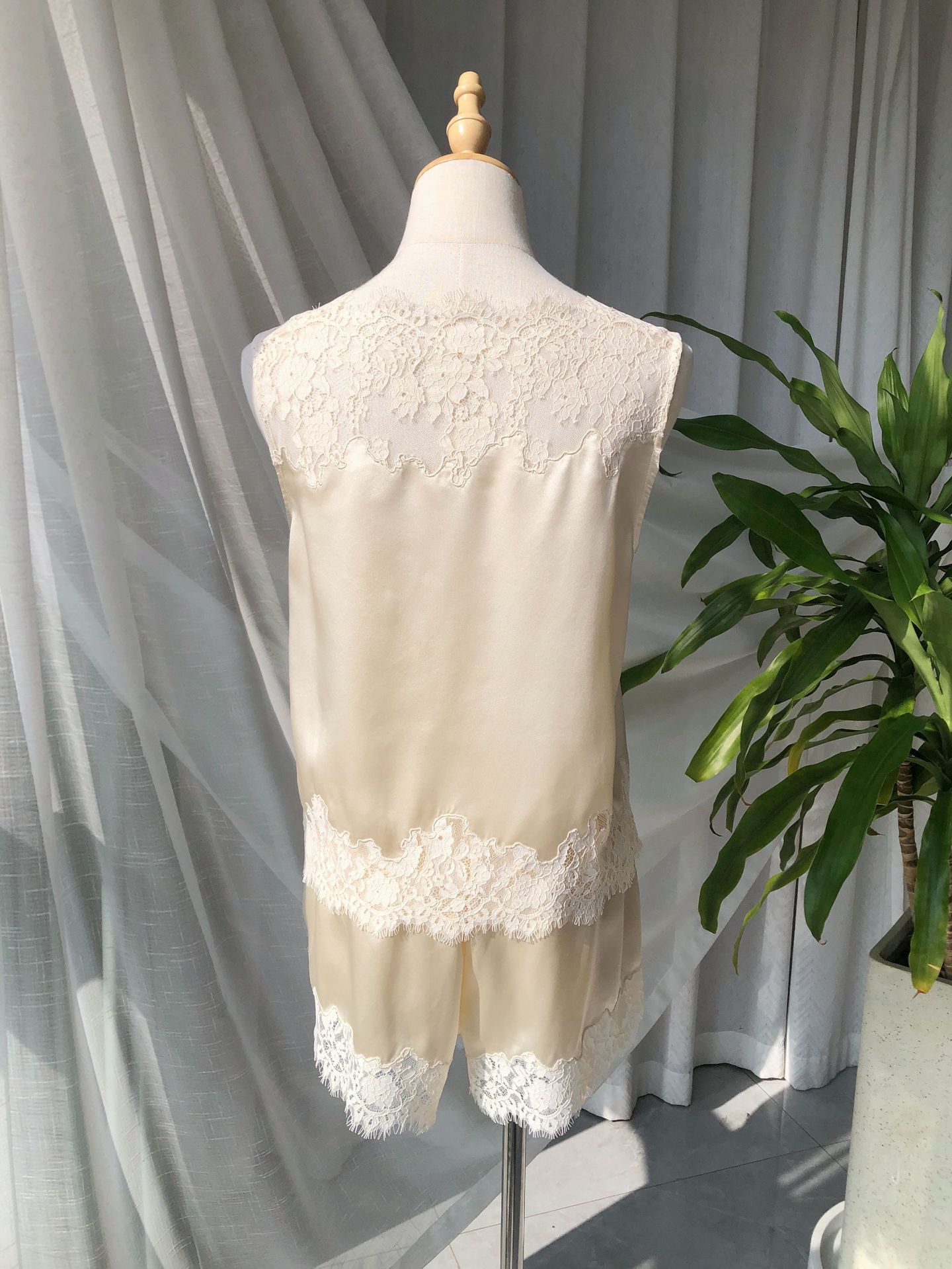 Ensemble en soie 100% pour femmes, broderie en dentelle, patchwork, haut sans manches à col rond + short à taille élastique, costume élégant pour dames, été