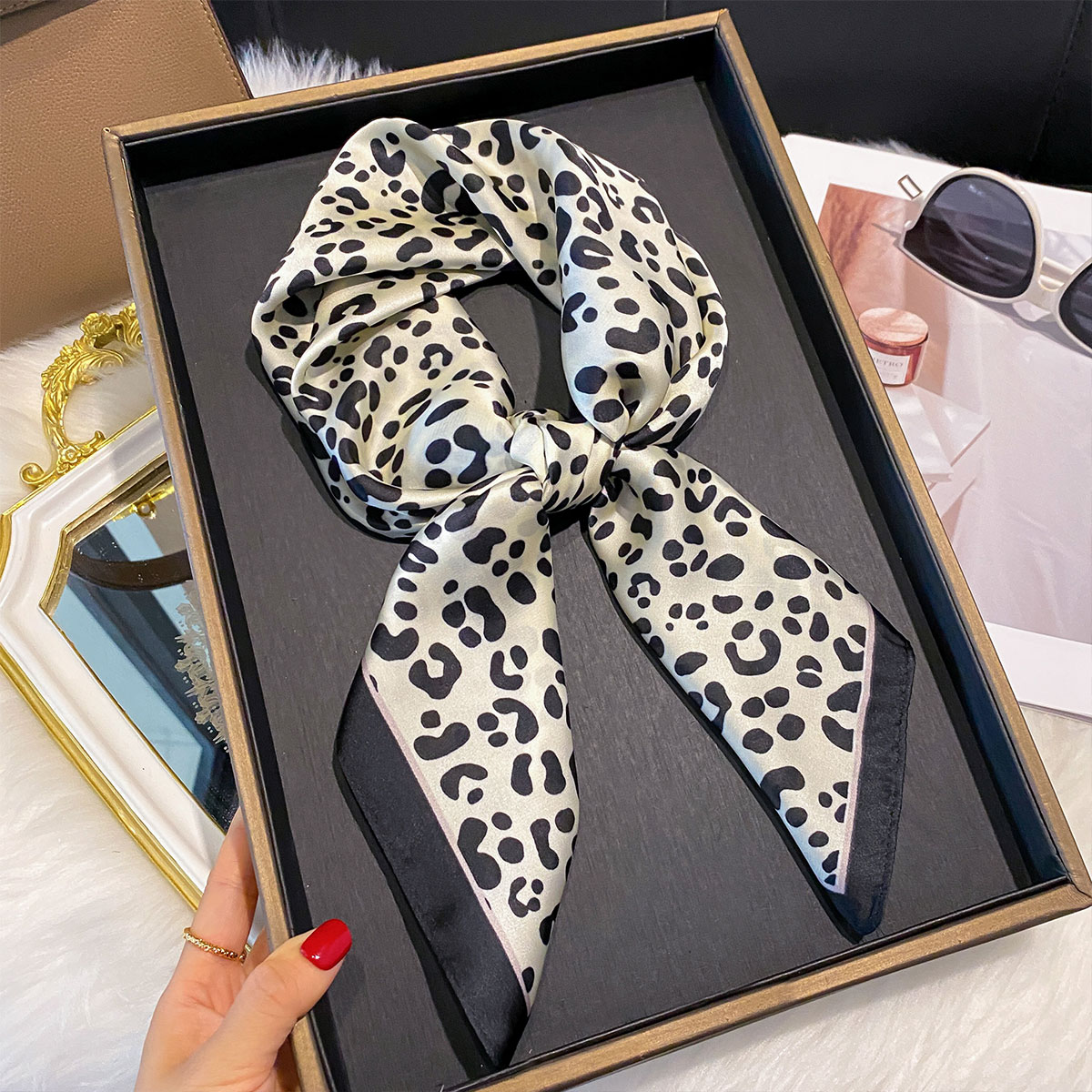 Écharpe en soie imprimé léopard pour femmes, 70x70cm, châle carré, bandeau décoratif, Design de luxe, Bandana, nouvelle mode 2025