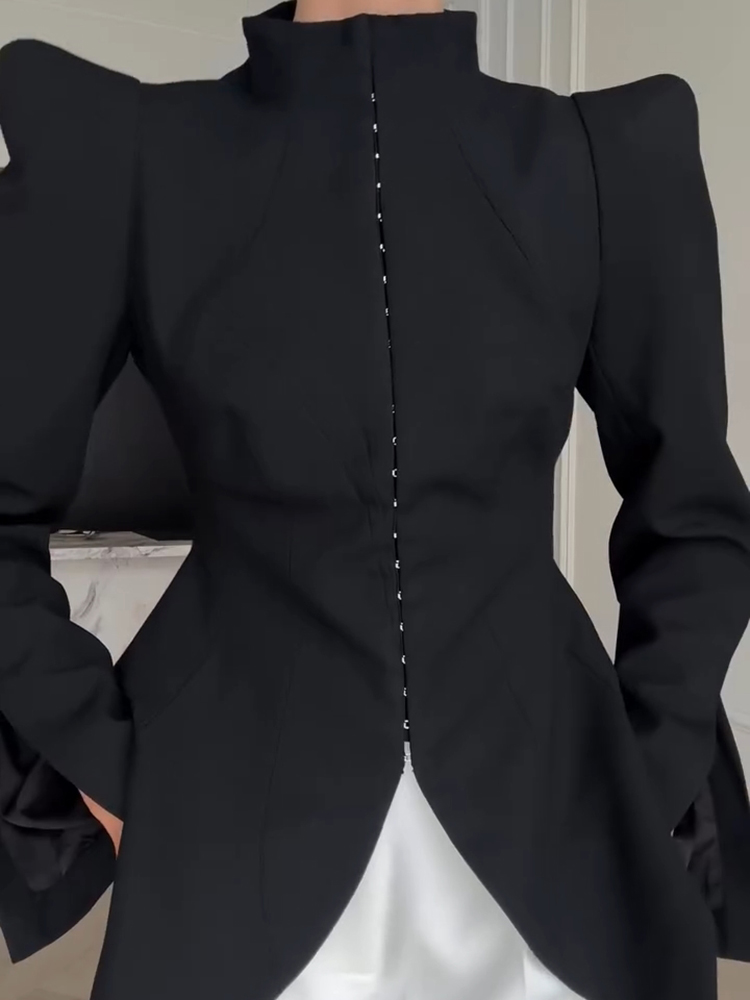 Manteau-veste pour femme, col montant, épaulettes, fermeture à crochets sur le devant, taille cintrée, ourlet asymétrique, blazer élégant et tendance.