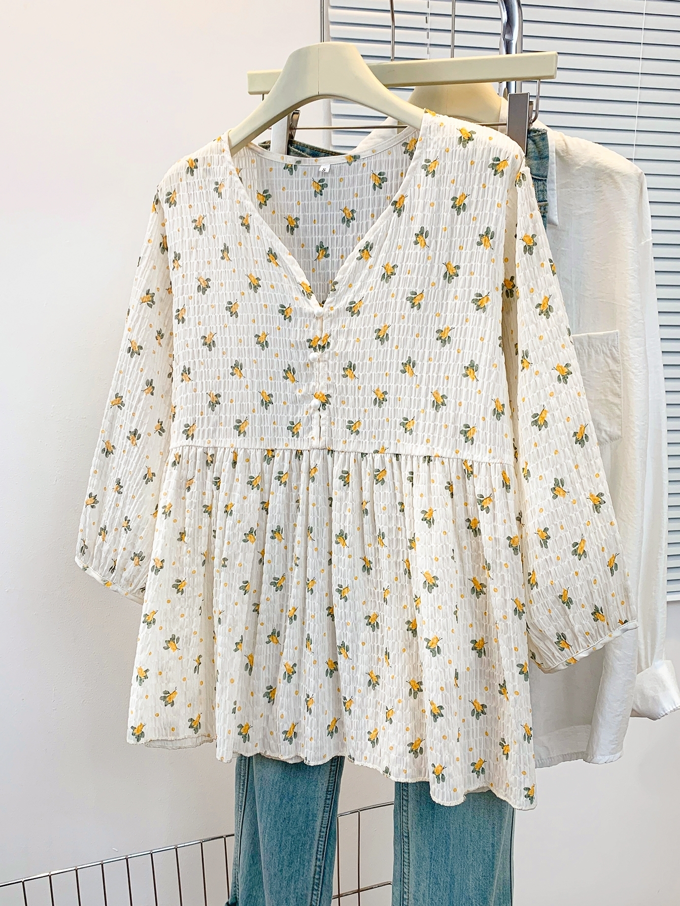 Chemisier floral romantique pour femme, tissu doux, col en V, manches lanternes, polyvalent, multicolore, coupe ample et amincissante