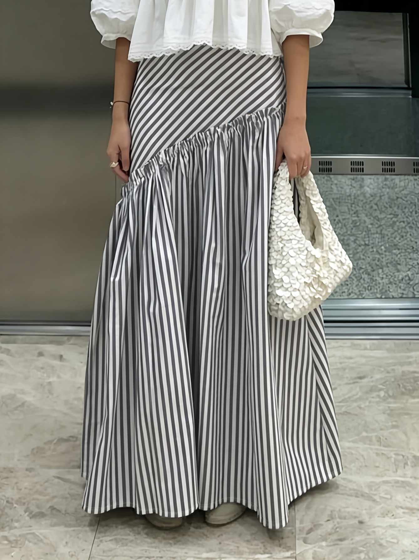 Jupe longue asymétrique à taille haute, plissée, à rayures vintage de style français. Design unique pour les trajets quotidiens, amincissant et flatteur, avec une élégance à la française, jupe longue polyvalente et décontractée.