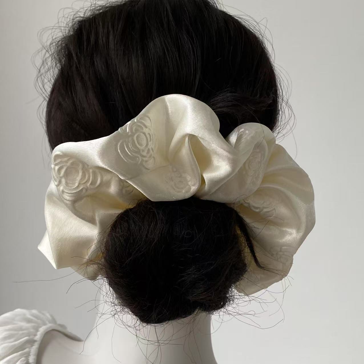 Écharpe carrée en satin blanc crème camélia haut de gamme, style scrunchie, accessoires de cheveux pour femmes, élégance et tempérament