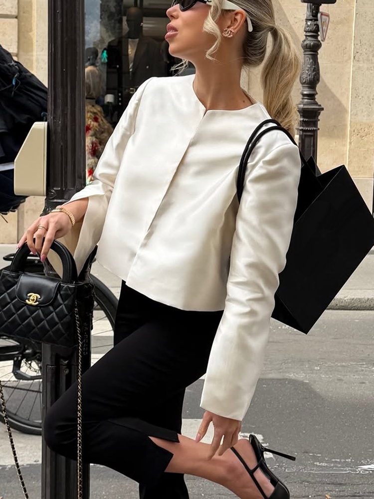 Chemisier court en satin Tossy, col mandarin, manches longues, boutonnage sur le devant, drapé, couleur unie, idéal pour les sorties, les rendez-vous, les soirées, coupe ajustée, chemisier pour femmes.