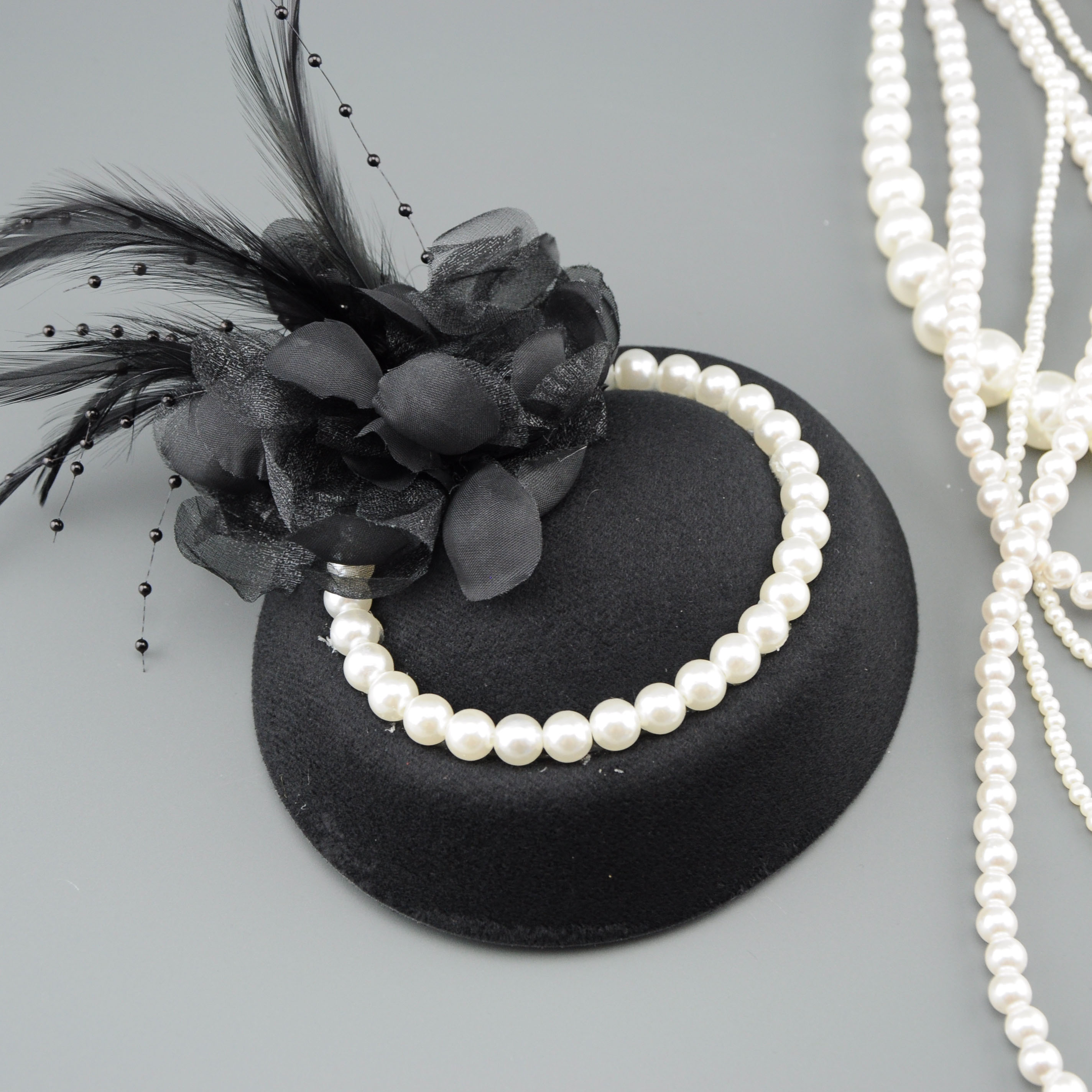 Chapeau Fascinator en Tulle Français avec Fleurs et Perles, Coiffe en Plumes et Résille, Accessoire Cheveux Style Audrey Hepburn pour Mariage Nuptial, T