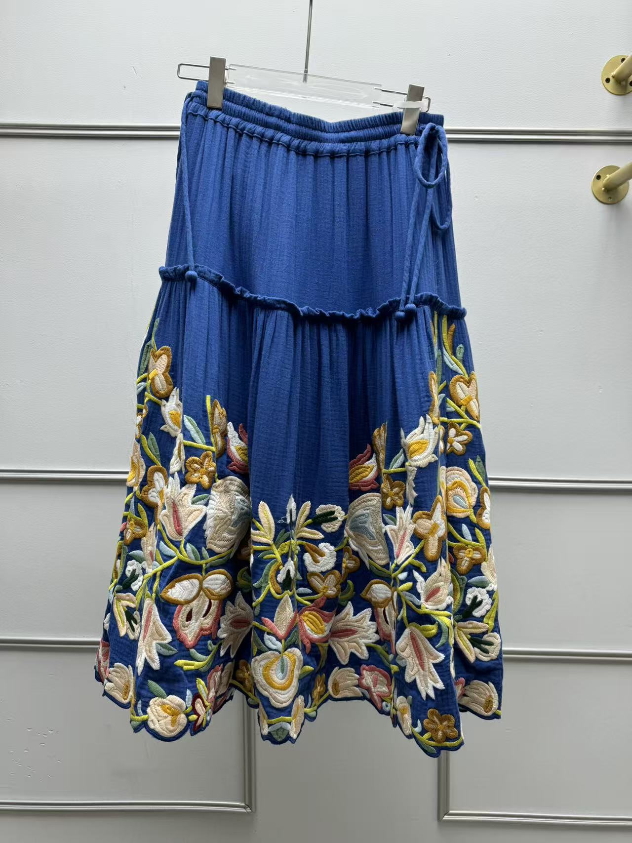 Blouse à manches lanternes et col rond pour femme, brodée de fleurs colorées, ou jupe trapèze à taille élastique avec lacets, nouvelle collection automne.