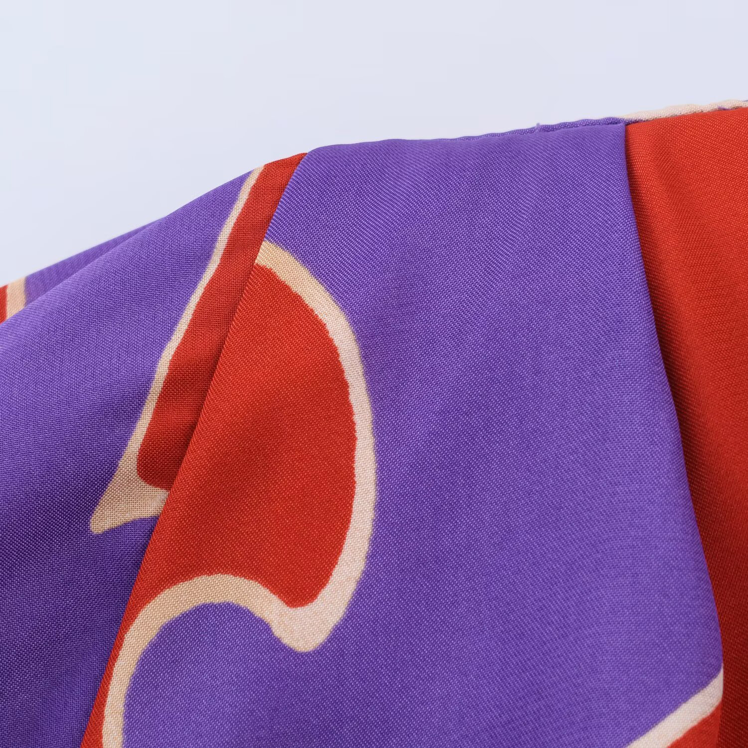 Nouvelle tenue de printemps 2026 pour femmes, style européen et américain, chemise à épaulettes rembourrées en soie imprimée, personnalisée et simple