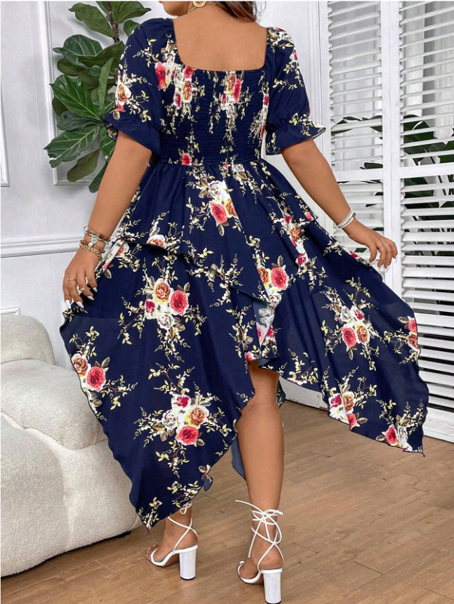 Robe bohème à volants superposés pour femmes grandes tailles, à col carré floral, manches courtes bouffantes, taille haute et ourlet irrégulier.