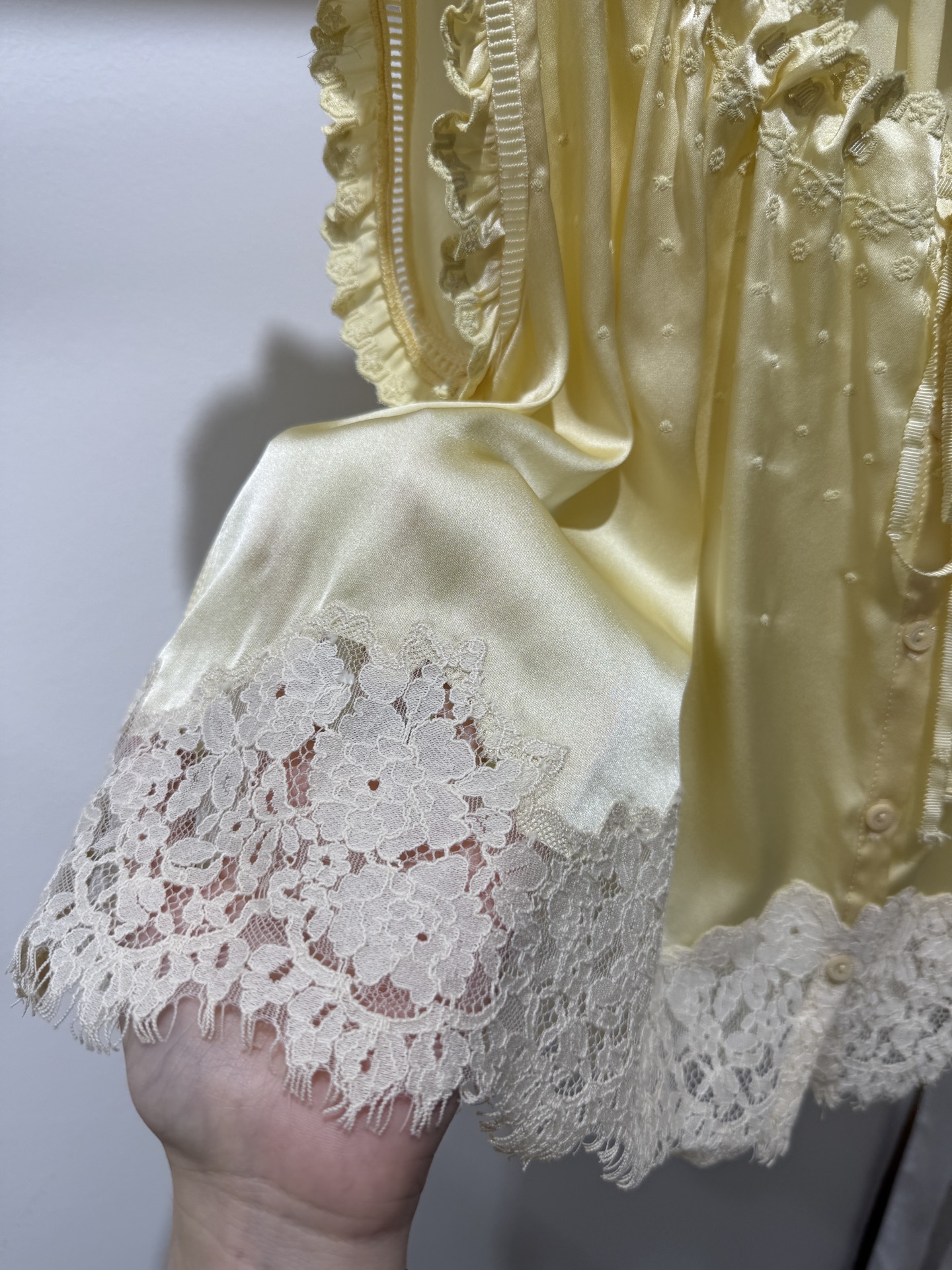 Débardeur Femme Jaune ou Bleu en Soie 100% avec Broderie Dentelle, Col U, Sans Manches, Boutonnage Simple, Tendance