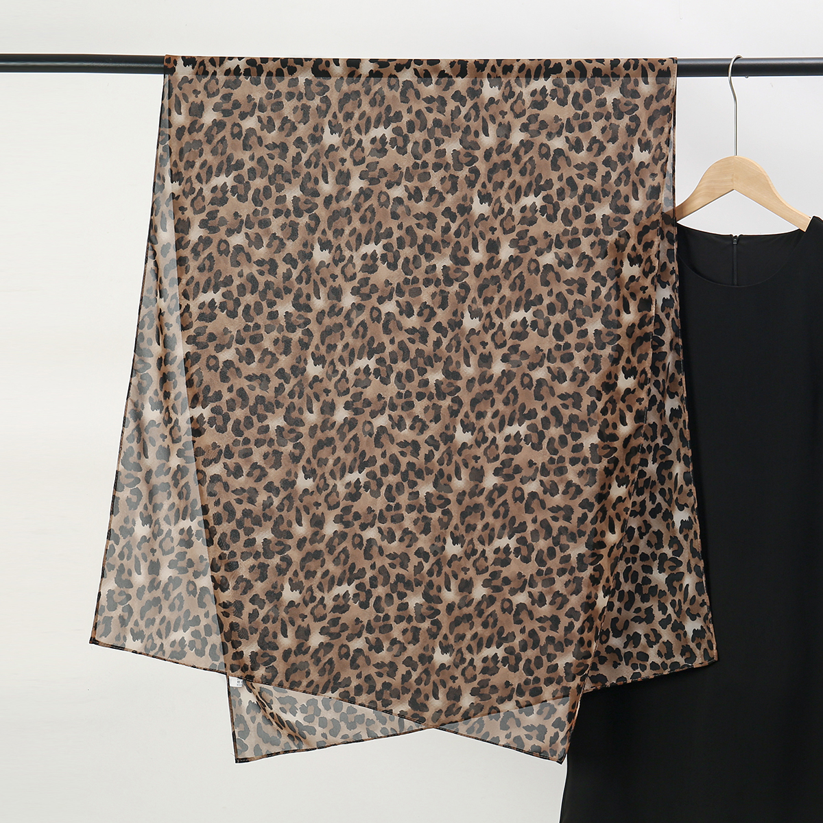 Femmes léopard imprimé mousseline de soie Hijab écharpe musulman mince doux Premium mousseline de soie châle classiques léopard imprimé châle foulard Turban