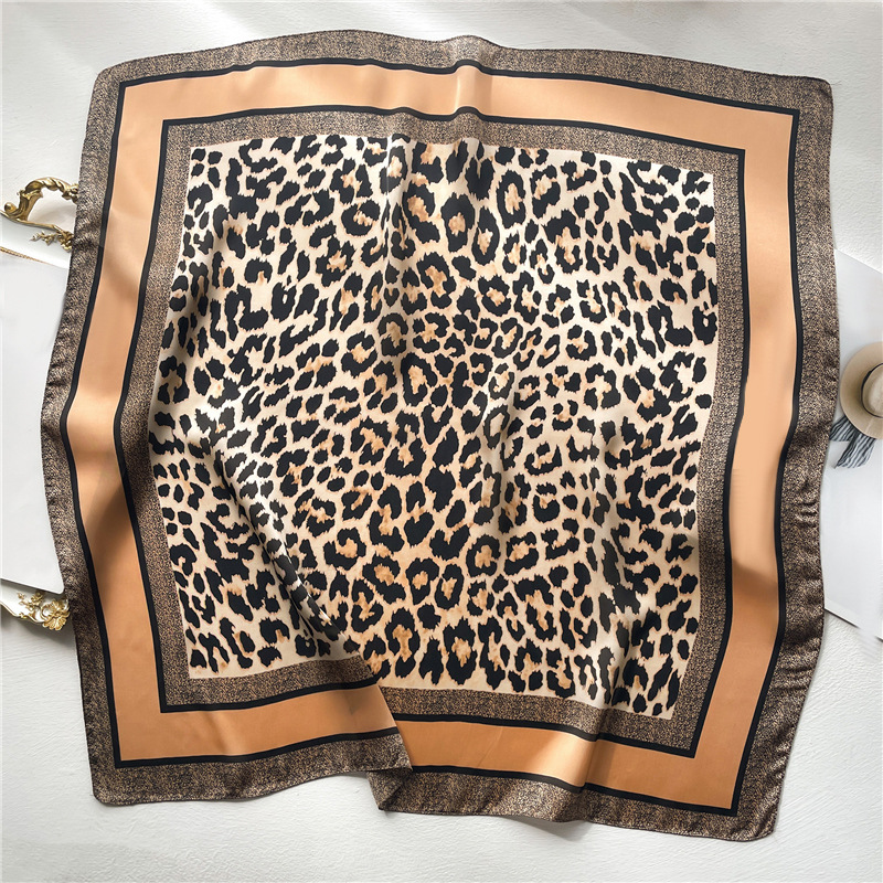 Écharpe imprimée léopard pour femmes, 70x70cm, à la mode, bordures en Satin doux, Bandana carré, châles de Protection solaire, printemps/été