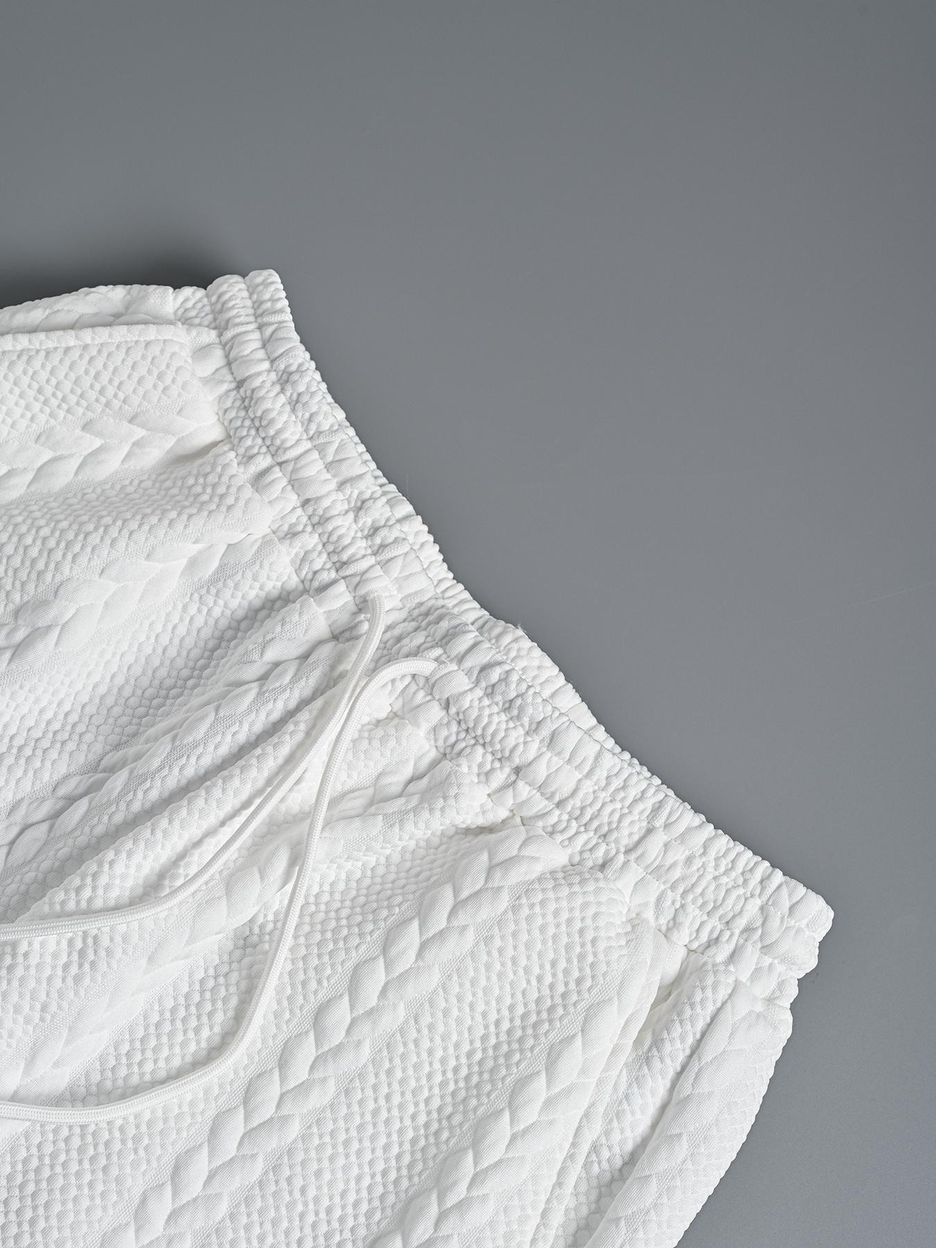 Ensemble deux pièces pour homme à manches courtes : T-shirt à col rond à texture torsadée et short décontracté à cordon de serrage, tenue d'été pour homme.
