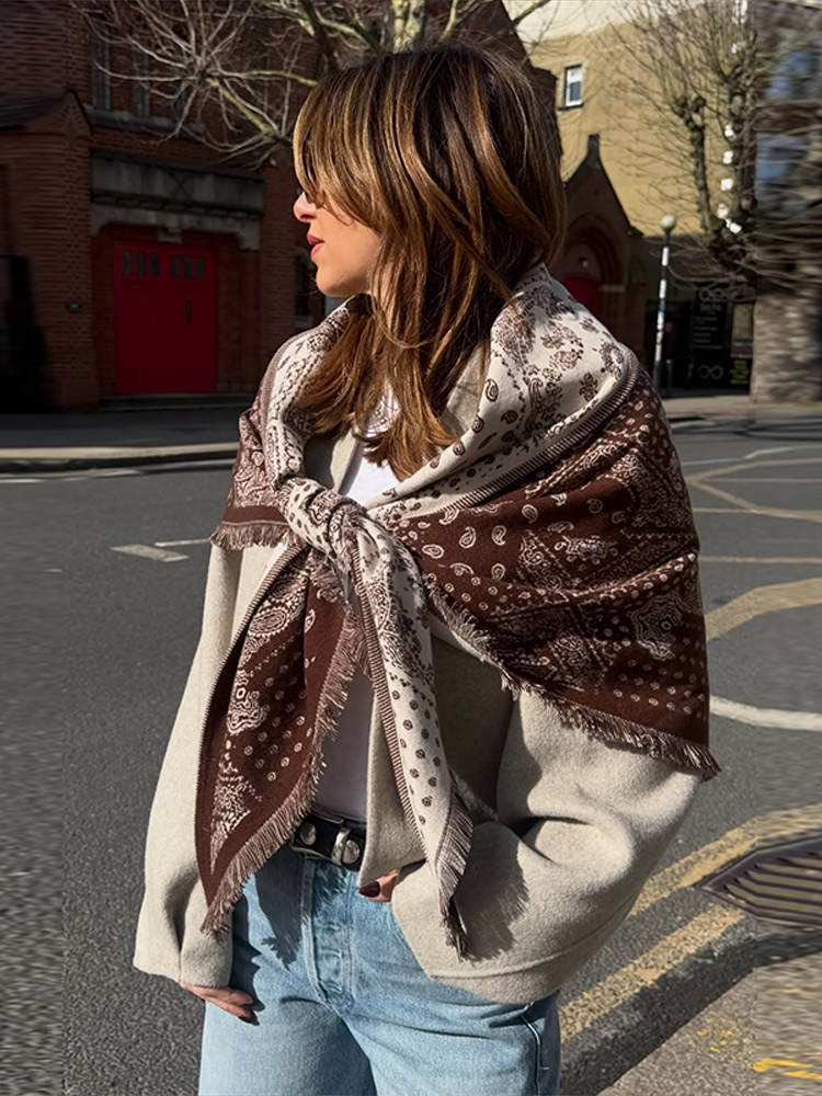 Écharpe réversible en tricot à motif paisley pour femmes, avec franges et pompons, châle chaud, élégant et décontracté, idéal pour les tenues quotidiennes d'automne et d'hiver.