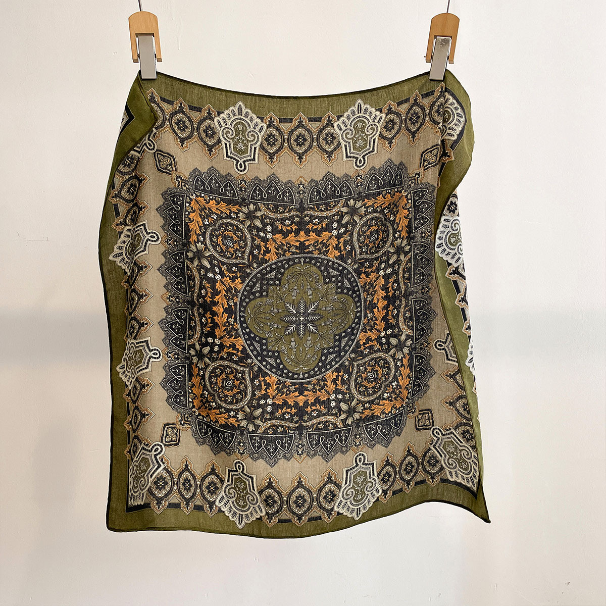 Écharpe carrée tendance pour femme, foulards en satin doux, bandanas, châle de plage, hijab, cache-cou, écharpes élégantes, accessoires de voyage