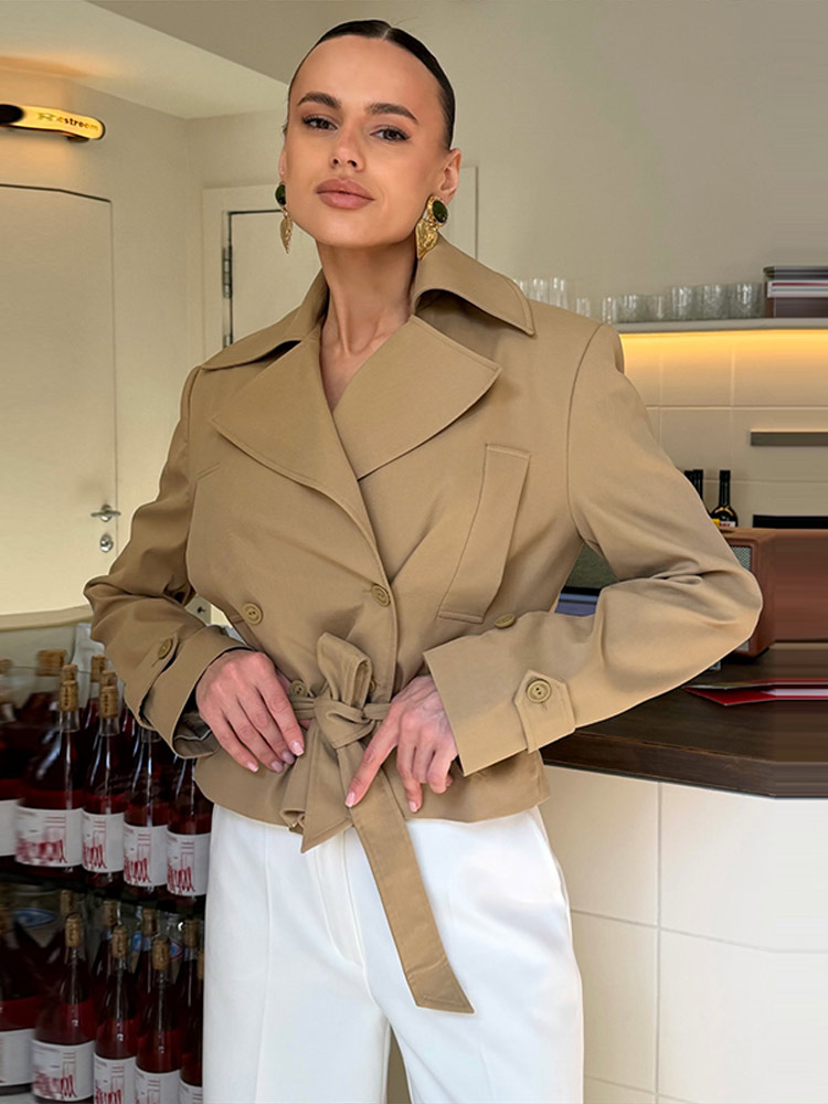 Ensemble élégant pour femme : Manteau uni, jupe longue, haut à manches longues avec revers et laçage, collection automne 2026, tenue féminine tendance