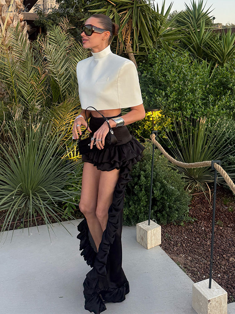 Ensemble 2 pièces jupe courte à volants et haut cape à épaulettes pour femme, jupe taille cintrée, nouvelle collection été 2026, tenue de sortie tendance pour femme