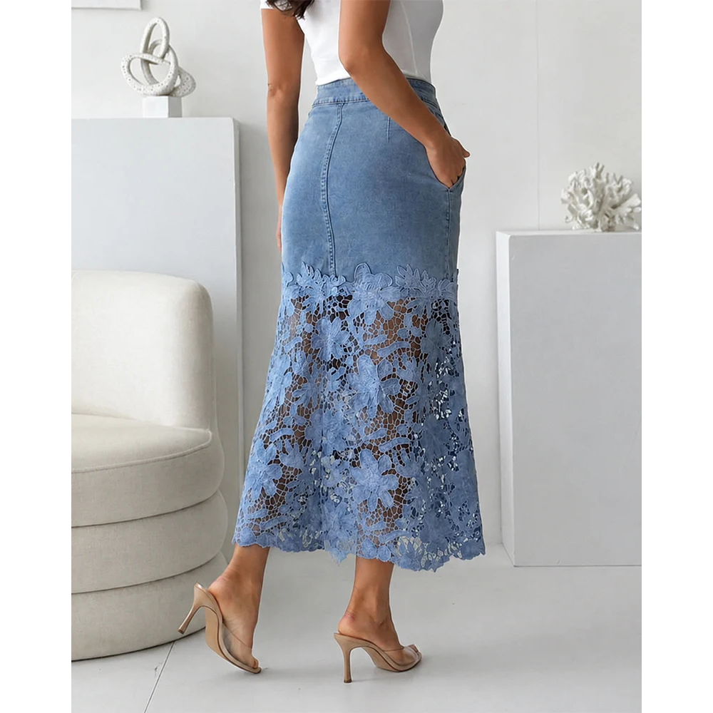 Jupe longue en jean pour femme, taille haute, délavée clair, motif floral, patchwork de dentelle ajourée, fente à l'ourlet, coupe trapèze, style décontracté d'été