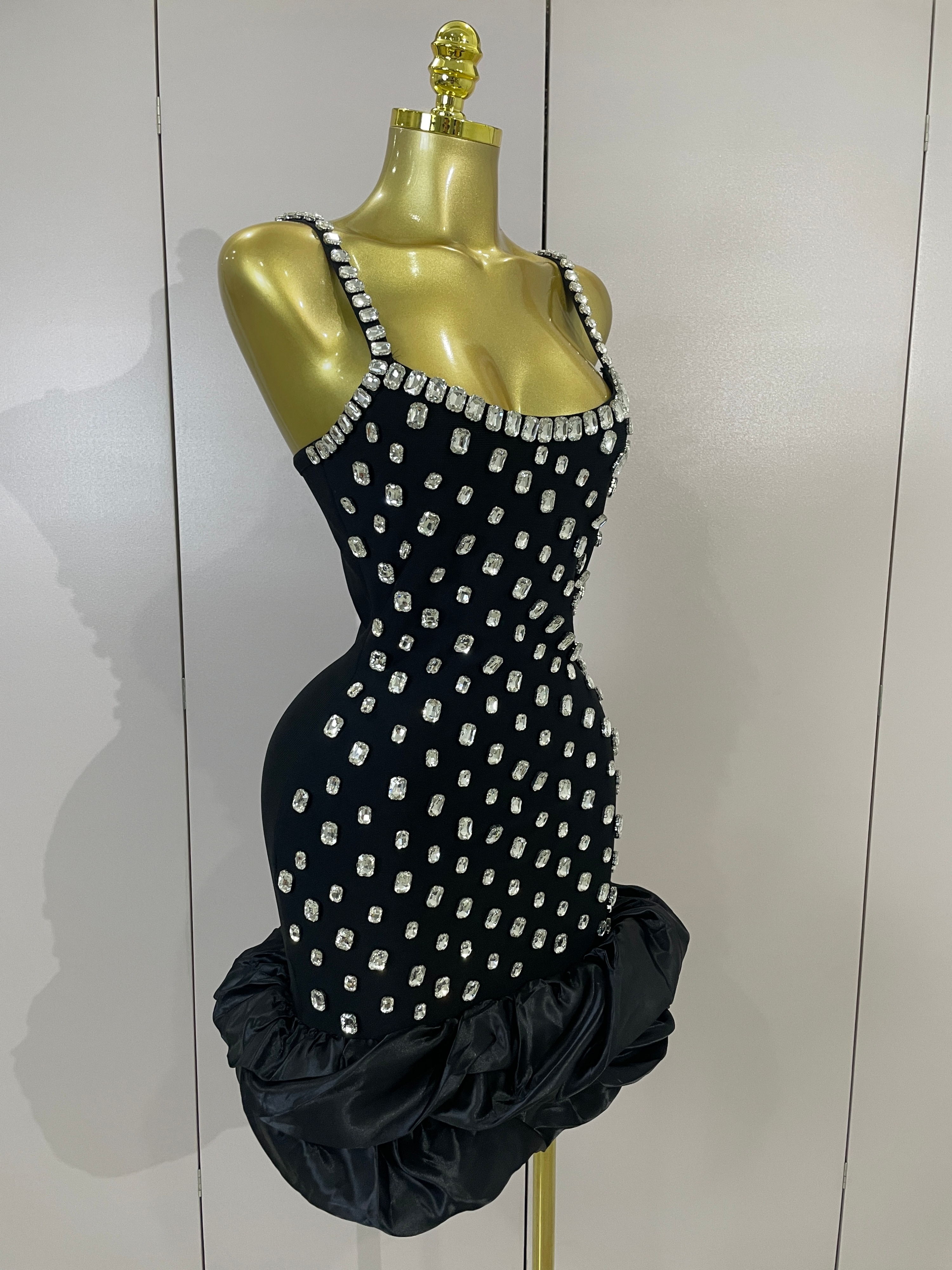 Robe Mini Moulante Bandage Sans Manches de Luxe pour Femme avec Diamants – Idéale pour Soirées, Bals de Promo, Clubs, Anniversaires et Célébrations Élégantes