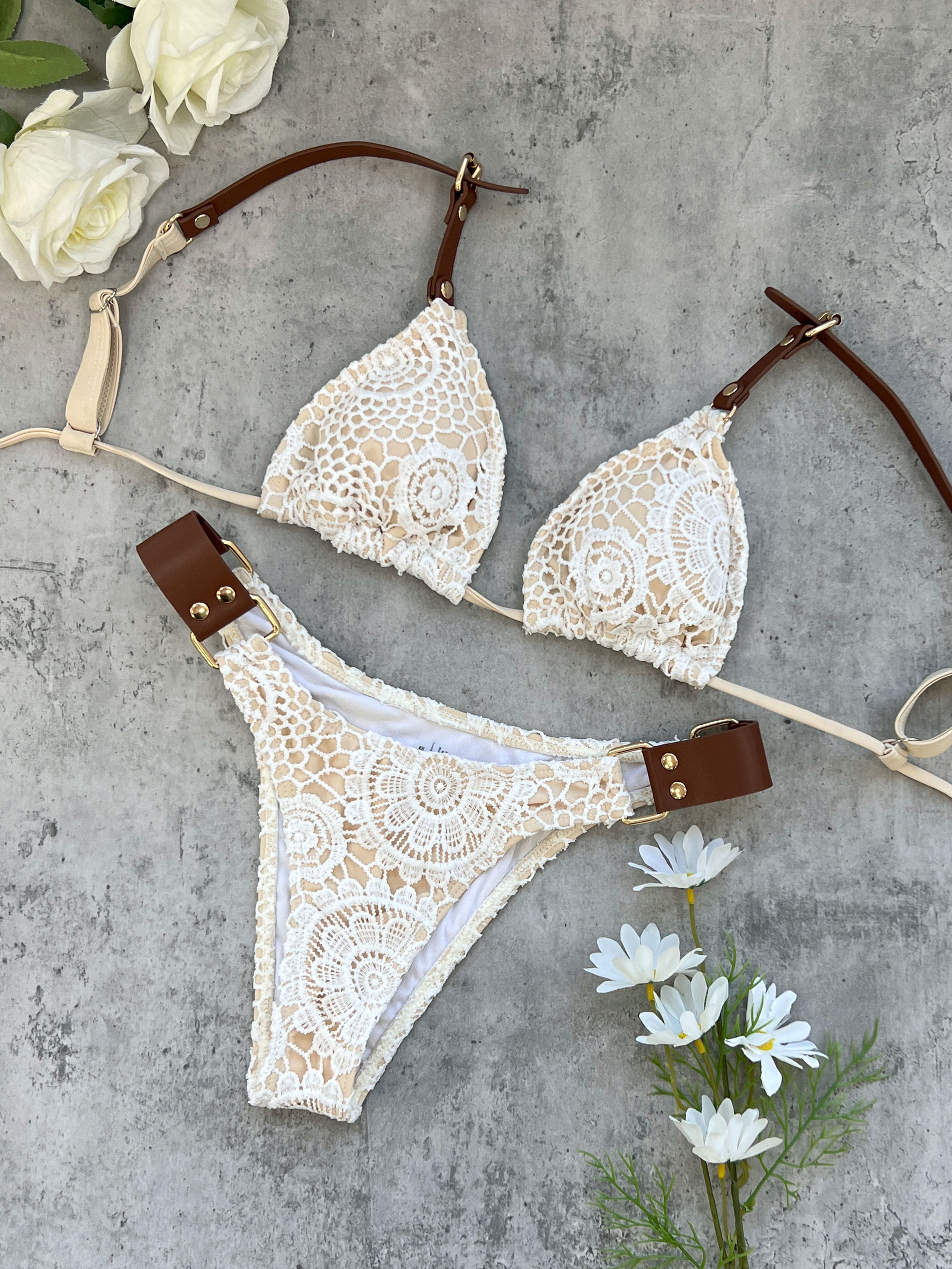 Ensemble bikini crochet bohème 2026 en tricot crème avec bretelles en cuir et boucles métalliques – Idéal pour la plage, les fêtes au bord de la piscine et les escapades estivales