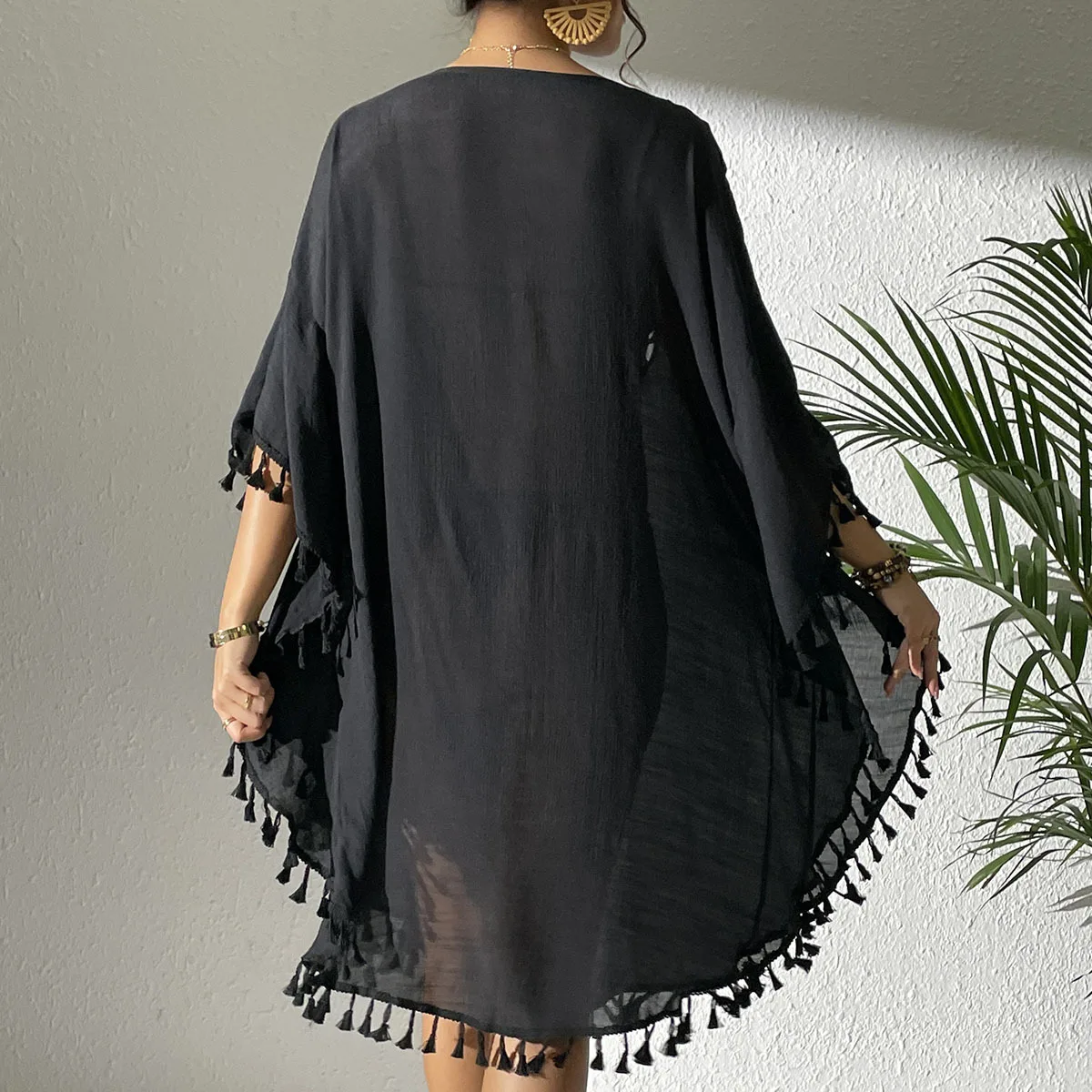 Robe de plage courte en tricot et crochet pour les vacances, style smock sexy, avec empiècements couleur unie et petits pompons, protection solaire