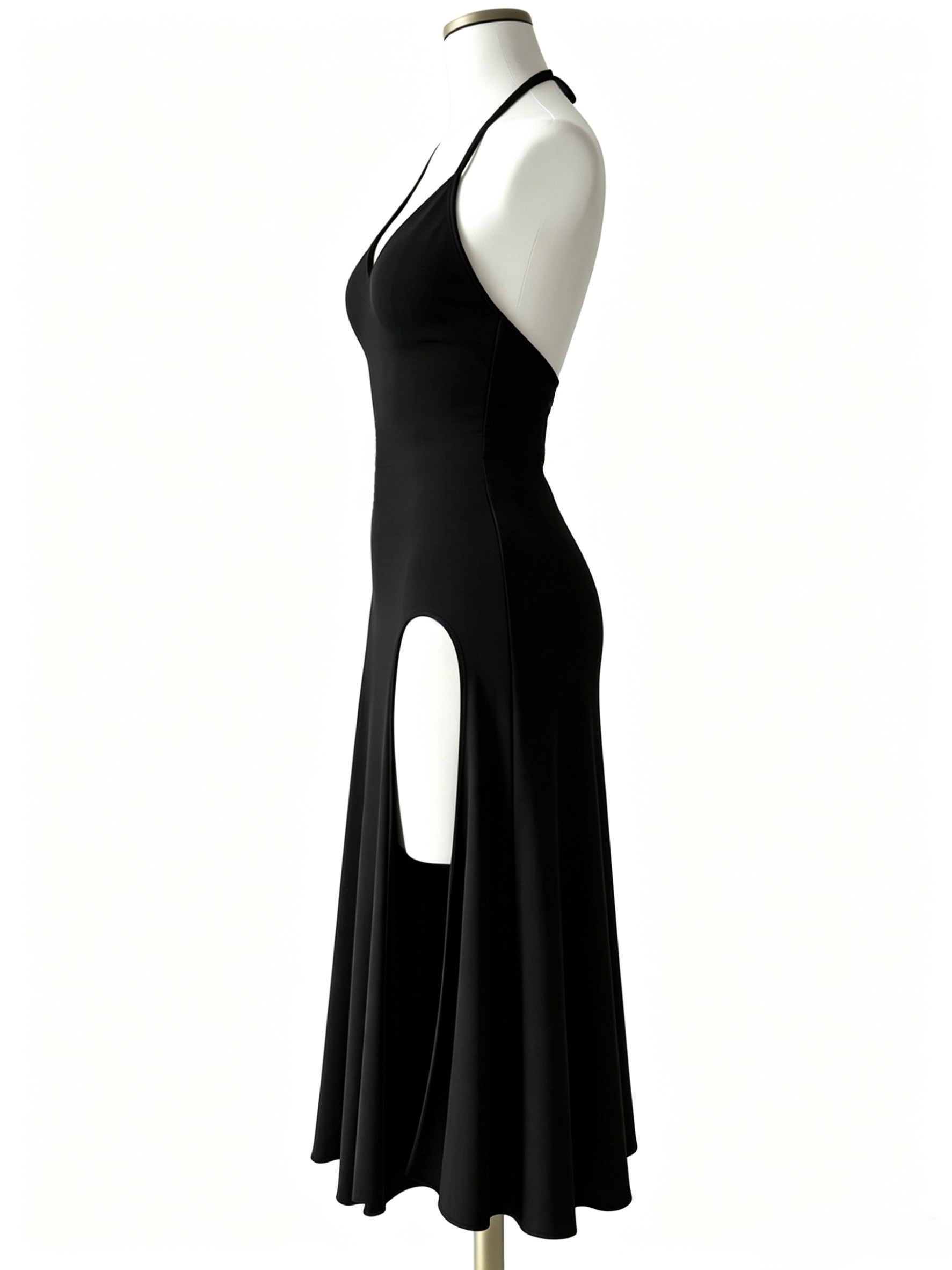 Robe noire élégante et stylée avec un col halter fin, un décolleté en V profond, une taille cintrée, des fentes hautes des deux côtés et une robe longue fluide et amincissante