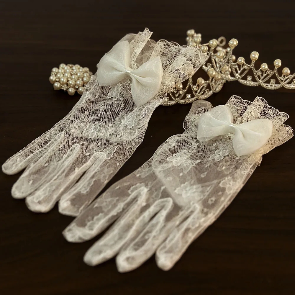 Gants de mariée vintage en dentelle blanche avec nœud et perles pour robe de mariée et séance photo
