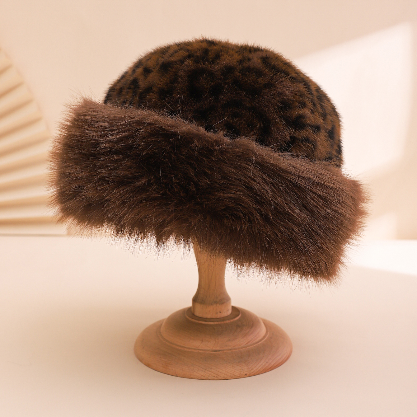 Nouveau chapeau mongole imprimé léopard transfrontalier, à la mode, chaud et doux, chapeau de pêcheur d'automne et d'hiver pour femmes, chapeau en velours