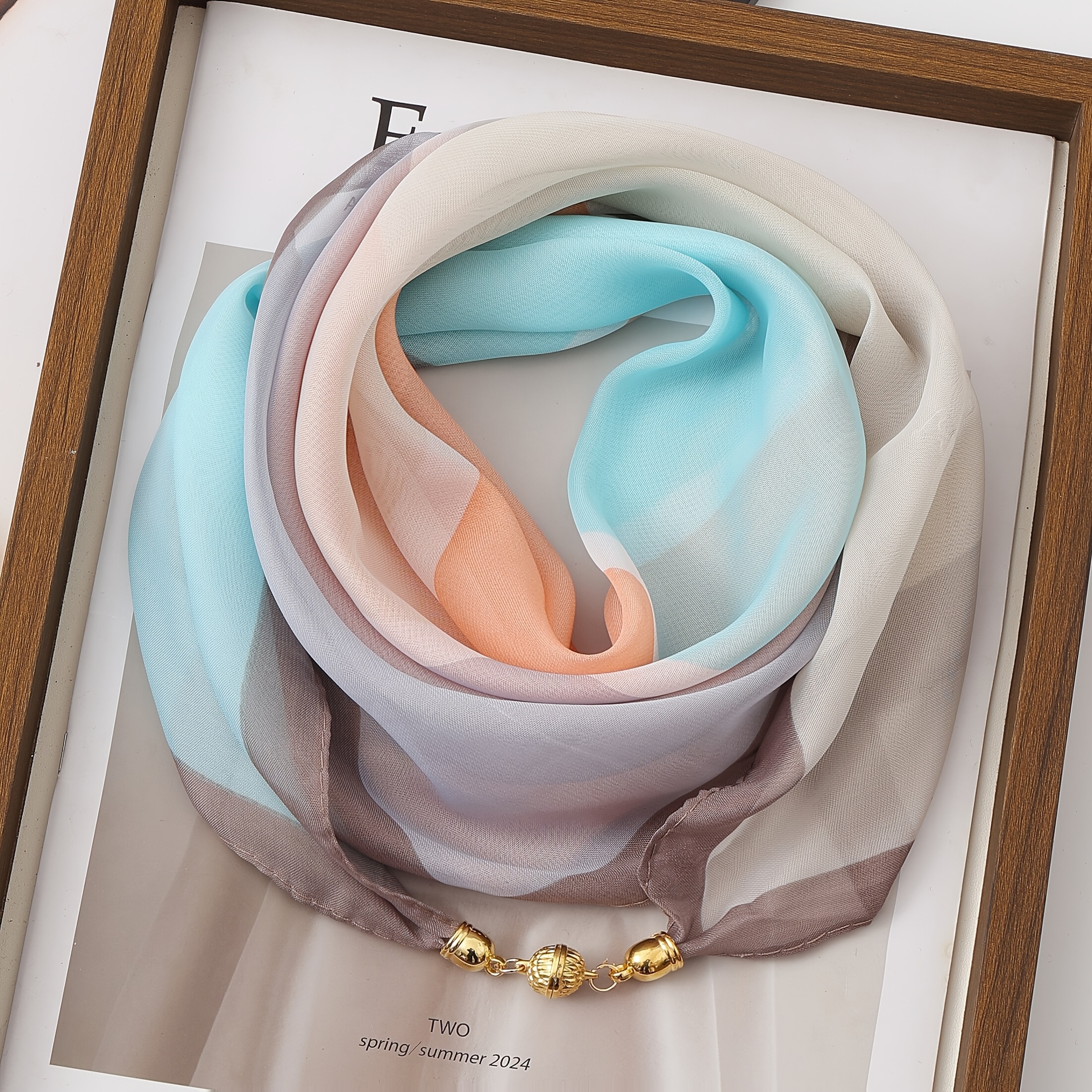Écharpe fine élégante |   Fermeture magnétique |   100% polyester |   Tissu effet mousseline |   Résistant au vent |   Design imprimé |   Vêtements pour femmes printemps-été