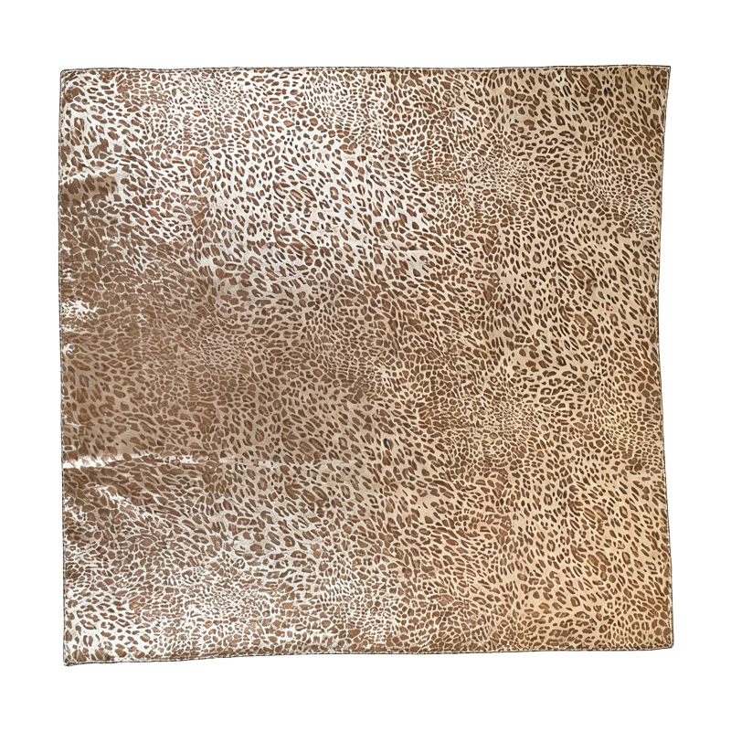 Foulard triangulaire imprimé léopard style vintage américain, élégant accessoire de mode tendance pour les fashionistas