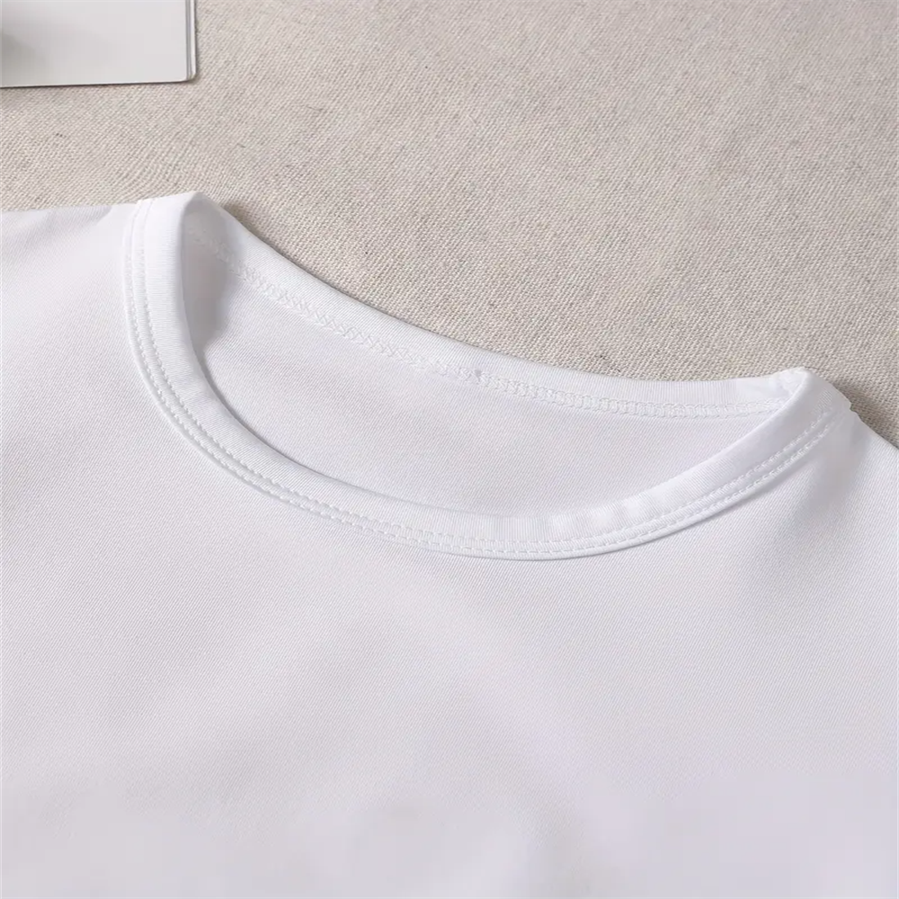 T-shirt blanc à manches courtes 2026 avec une illustration de style dessin animé et mignon d'un lapin dans un design dessiné à la main