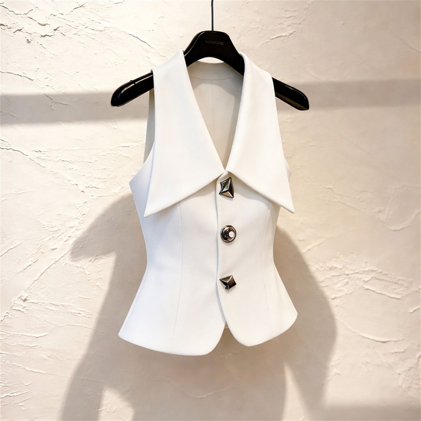 Vêtement féminin : Gilet d'été 2026 sans manches à simple boutonnage, style français, polyvalent