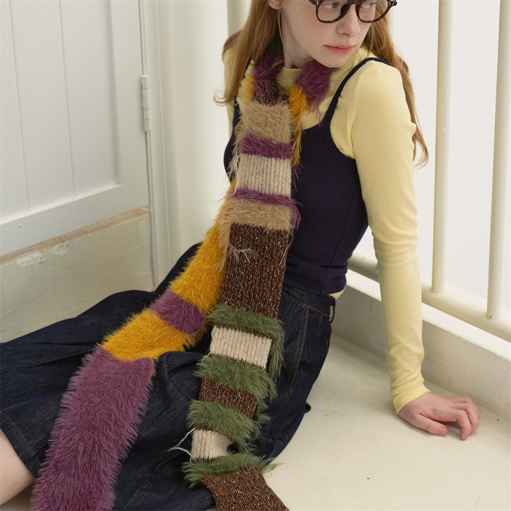 Écharpe en laine douce pour femmes, automne et hiver, avec décoration à rayures multicolores et blocs de couleurs, tricotée avec des franges irrégulières.