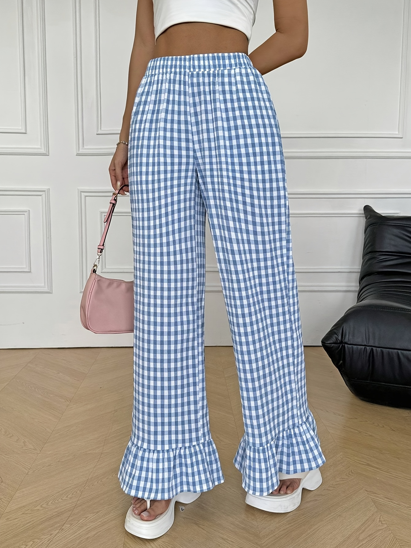 Mode féminine : un pantalon polyvalent à carreaux, à volants et à jambes droites qui ajoute une touche de fraîcheur et un appel jeune.
