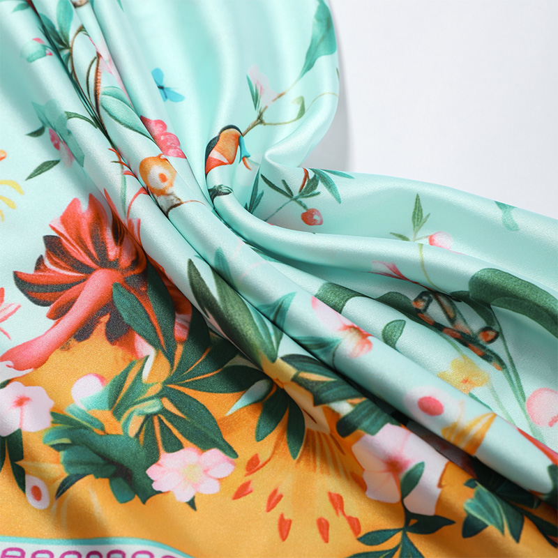 Écharpe carrée tendance pour femme avec pompons, motif floral chic, passe-partout, franges, style urbain, nouvelle collection printemps 2026, vintage
