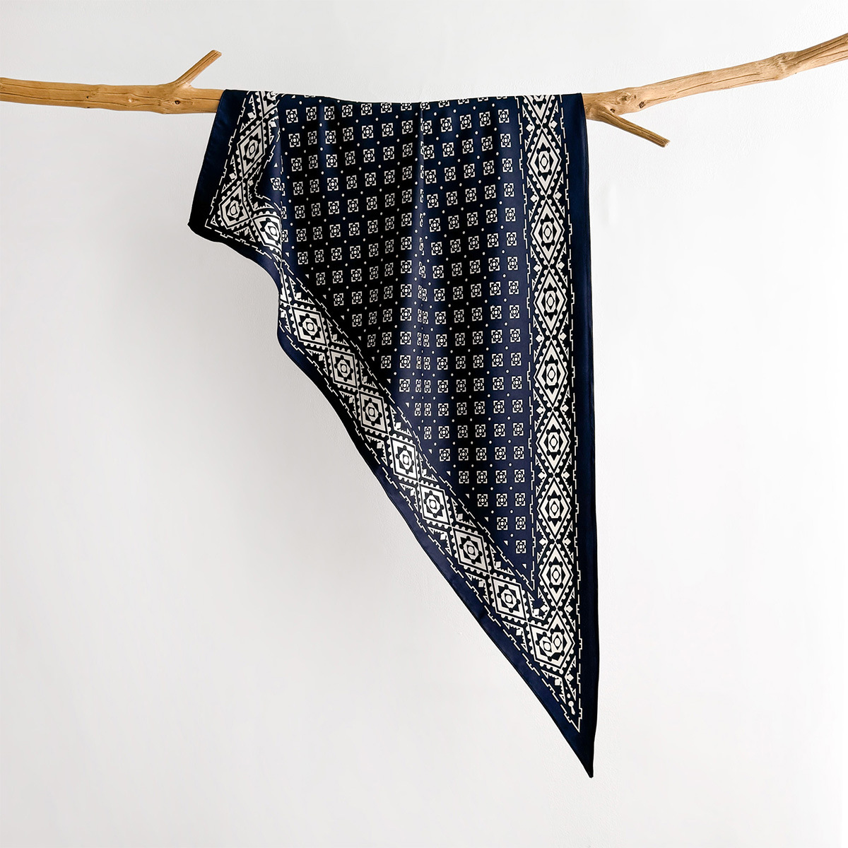 Foulard triangulaire de créateur pour femme, en satin effet soie, imprimé, utilisable comme foulard de tête, foulard de cou, bandana pour cheveux, châle ou écharpe.